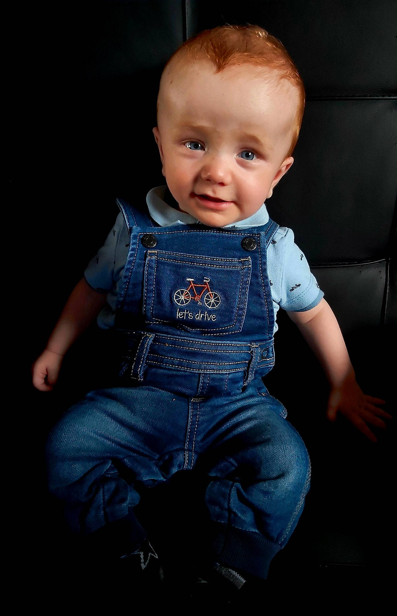 Thiago a rejoint le concours — aidez-le/la à gagner de superbes lots ! baby, baby_toddler_clothing, cheek, chest, collar, denim, elbow, electric_blue, flash_photography, fun, human_body, iris, jeans, neck, nose, person, sitting, sleeve, t_shirt, toddler