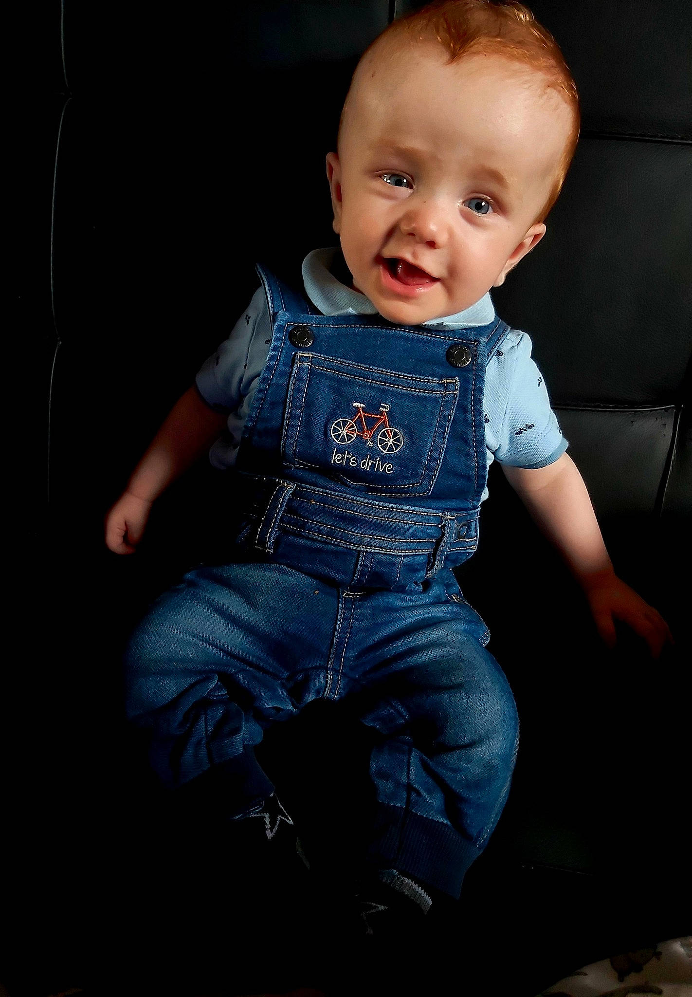 Thiago a rejoint le concours — aidez-le/la à gagner de superbes lots ! baby, baby_toddler_clothing, cheek, child, chin, denim, electric_blue, face, flash_photography, fun, hair, iris, jeans, pattern, person, sitting, skin, sleeve, t_shirt, toddler