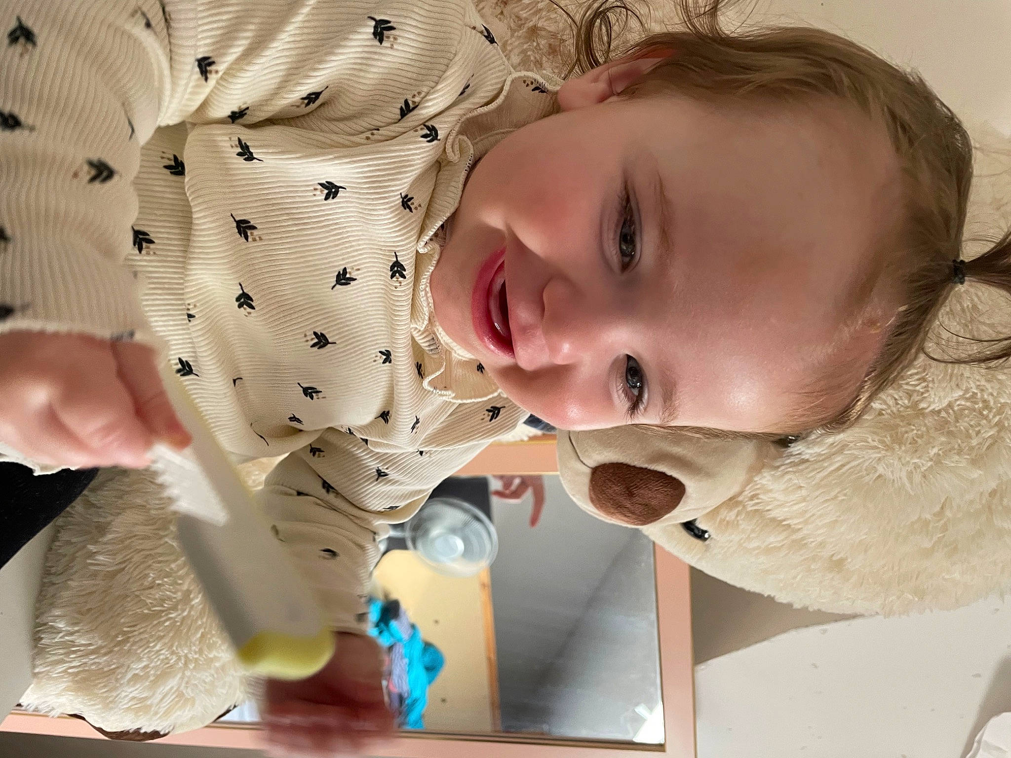 Ilyana a rejoint le concours — aidez-le/la à gagner de superbes lots ! baby, baby_toddler_clothing, cheek, child, comfort, ear, eyelash, facial_expression, finger, gesture, happy, lip, mouth, nose, person, skin, sleeve, smile, textile, toddler