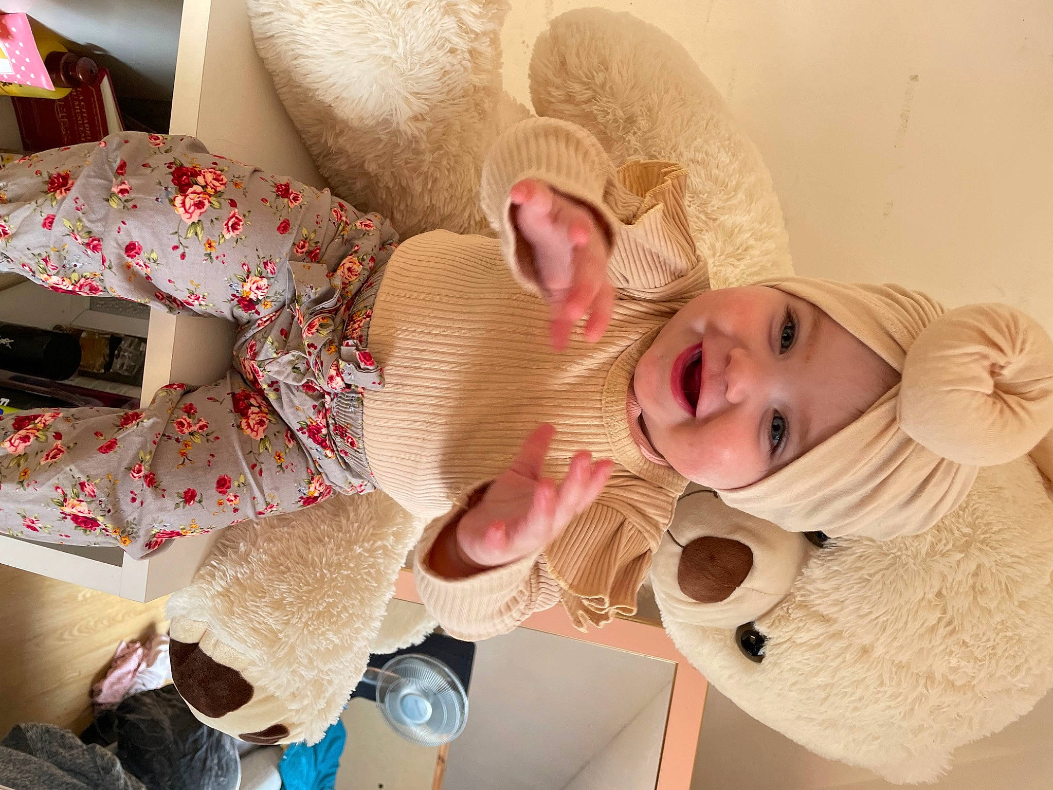Ilyana participe au concours pour gagner de l'argent avec cette photo : baby, baby_products, child, comfort, fashion_accessory, fun, happy, hat, headgear, headwear, joy, person, pink, room, selfie, smile, sun_hat, sunglasses, textile, toddler
