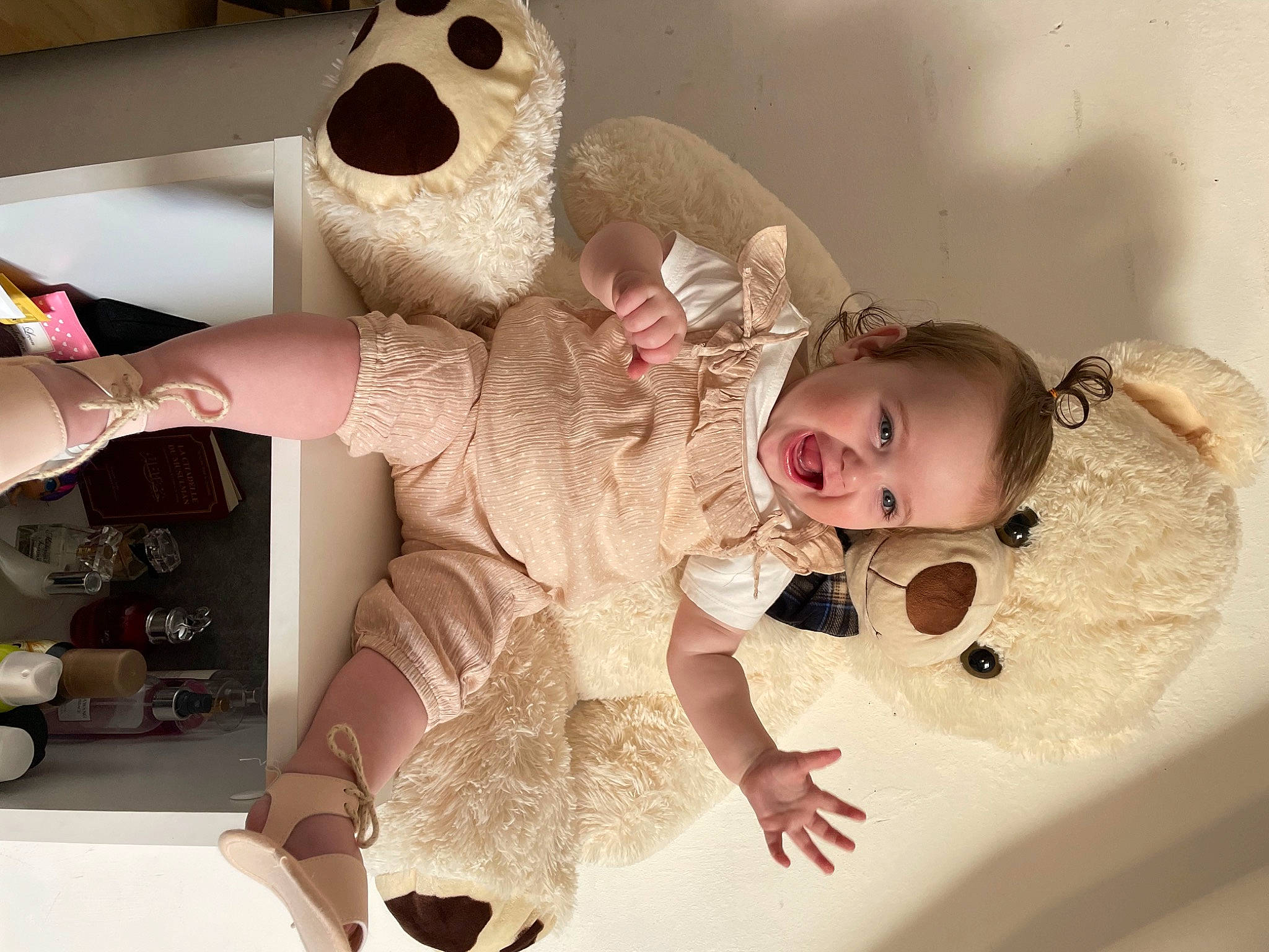 Ilyana a rejoint le concours — aidez-le/la à gagner de superbes lots ! arm, baby, baby_products, baby_toddler_clothing, bed, child, comfort, finger, happy, linens, person, pink, room, skin, sleeve, smile, stuffed_toy, textile, toddler, toy