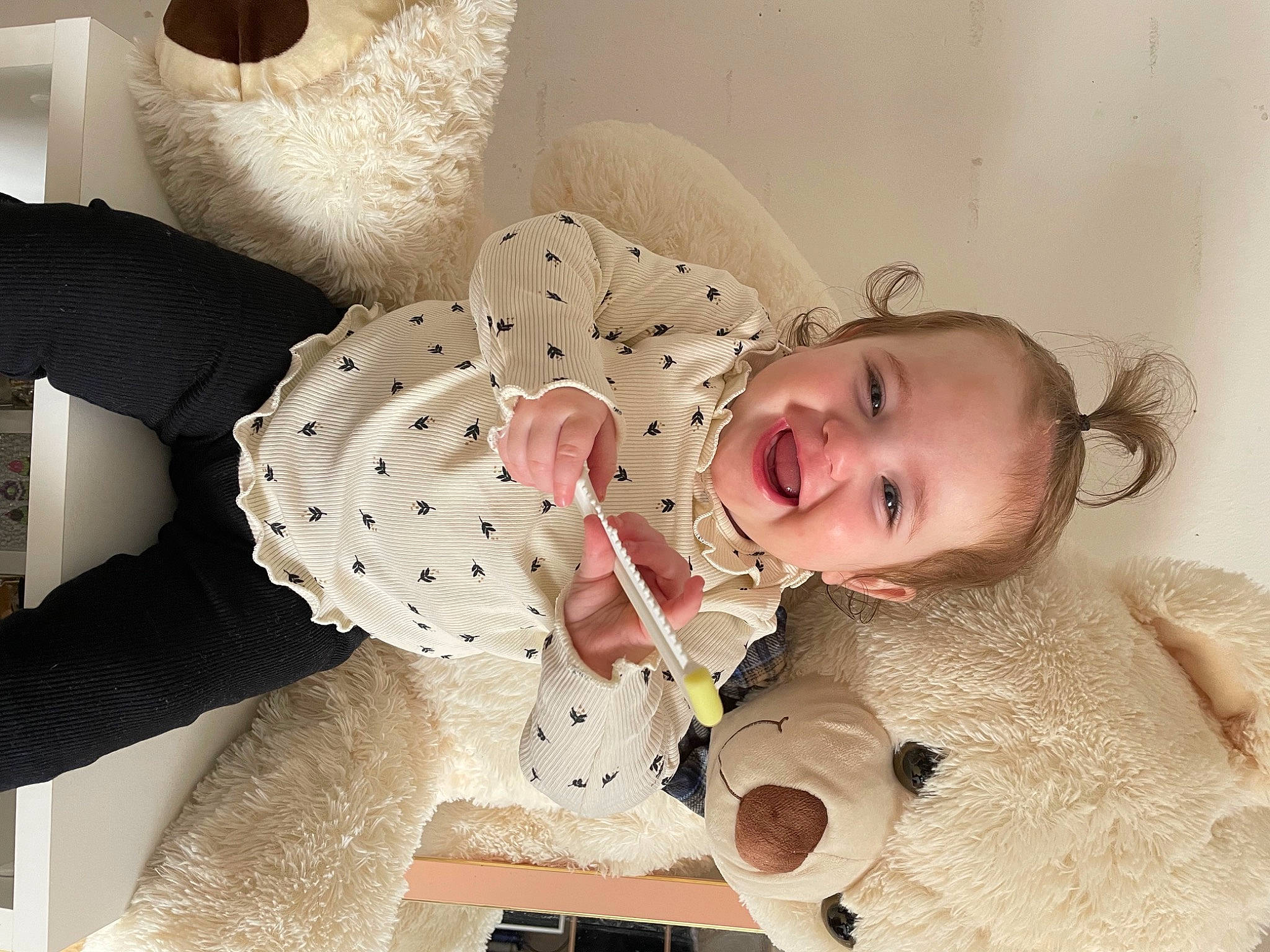 Ilyana a rejoint le concours — aidez-le/la à gagner de superbes lots ! baby, baby_products, baby_toddler_clothing, carmine, child, comfort, eye, happy, lamp, linens, pattern, person, pillow, room, sitting, smile, stuffed_toy, textile, throw_pillow, toddler