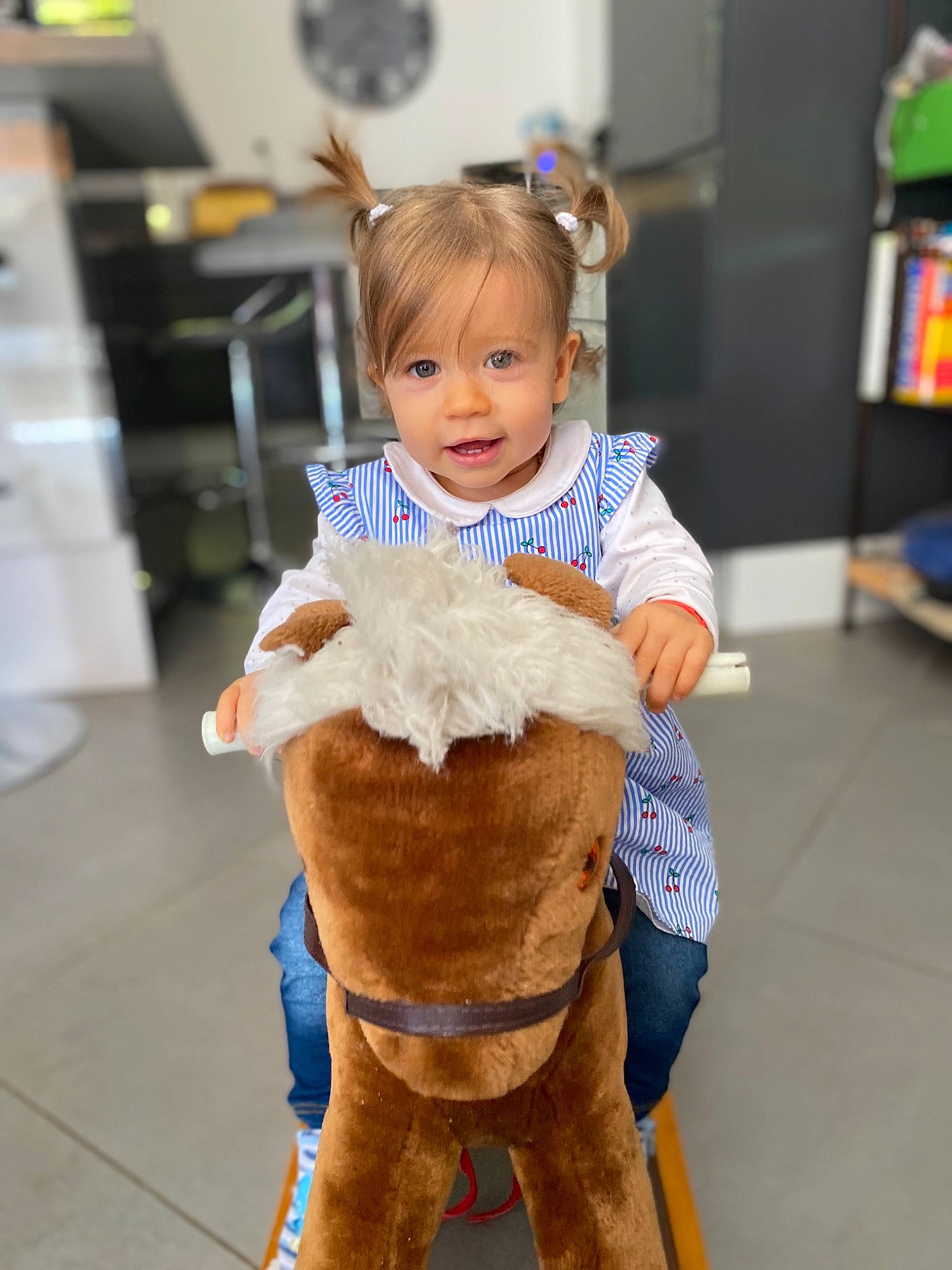Naya participe au concours pour gagner de l'argent avec cette photo : child, costume, ear, fawn, fun, fur, head, person, toddler, vacation