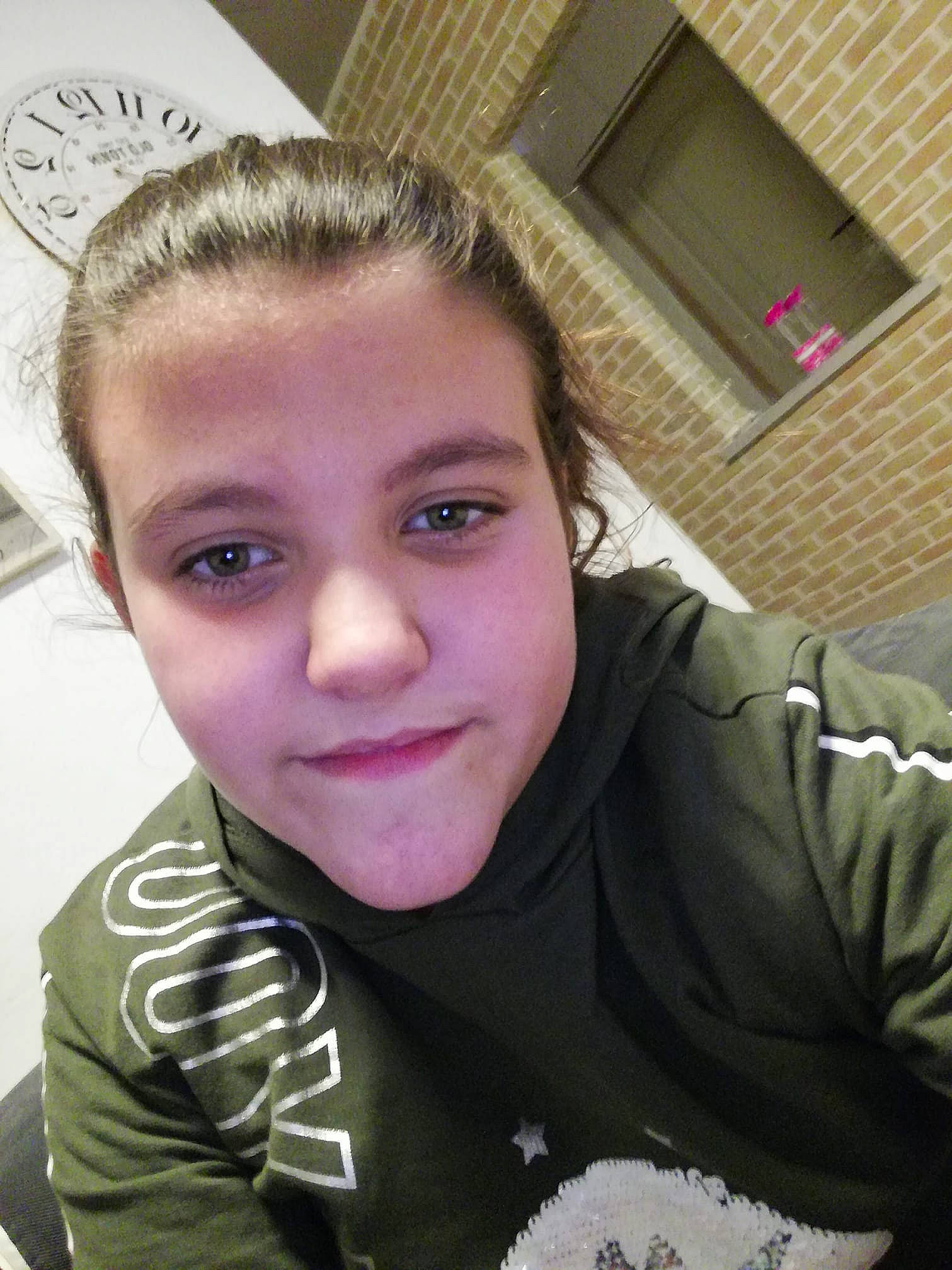 Malorie participe au concours pour gagner de l'argent avec cette photo : cheek, chin, cool, ear, eye, eyebrow, face, forehead, fun, girl, hair, hairstyle, head, jaw, lip, nose, person, selfie, skin, smile