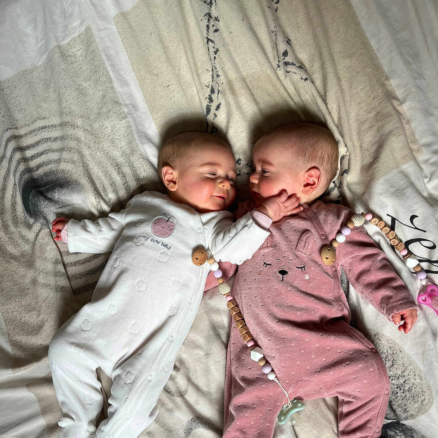Louise-Albane a rejoint le concours — aidez-le/la à gagner de superbes lots ! baby, bed, bedroom, blanket, clothing, couch, cushion, face, furniture, head, homedecor, indoors, newborn, pants, people, person, photography, portrait, room, sleeping