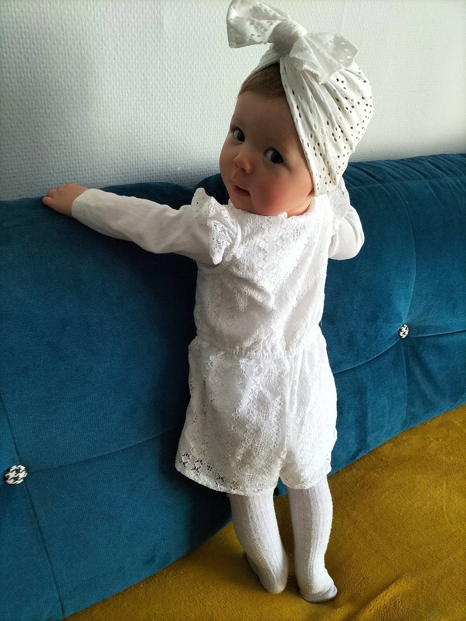 May-line a rejoint le concours — aidez-le/la à gagner de superbes lots ! baby, baby_toddler_clothing, barefoot, child, comfort, costume_hat, electric_blue, flooring, foot, hat, human_leg, linens, pattern, person, room, sitting, sleeve, thumb, toddler, wrist