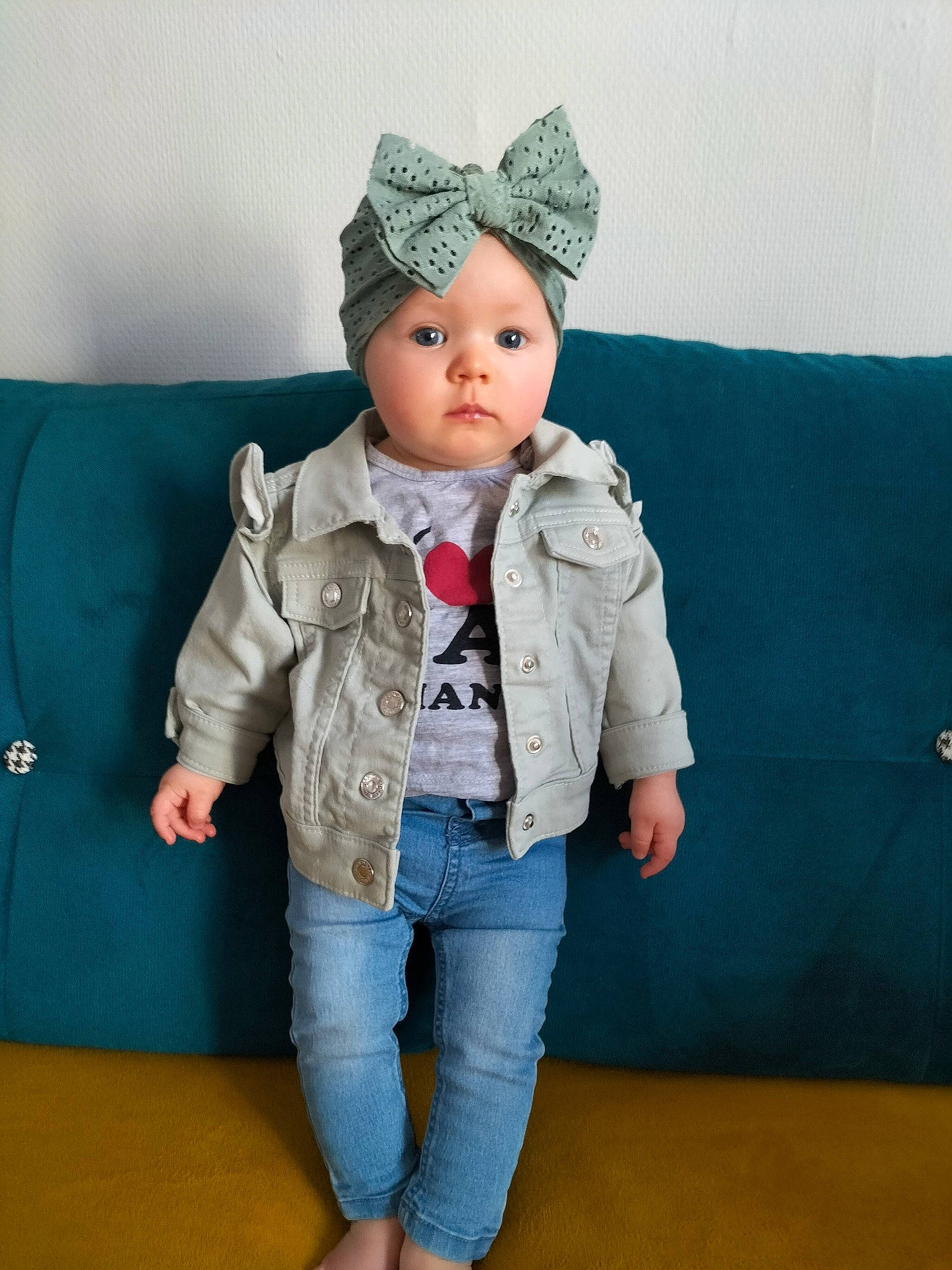May-line a rejoint le concours — aidez-le/la à gagner de superbes lots ! baby, baby_toddler_clothing, beanie, cap, child, costume_hat, couch, electric_blue, eye, fashion_accessory, fashion_design, headgear, headwear, human_body, jacket, jeans, neck, pattern, person, sleeve