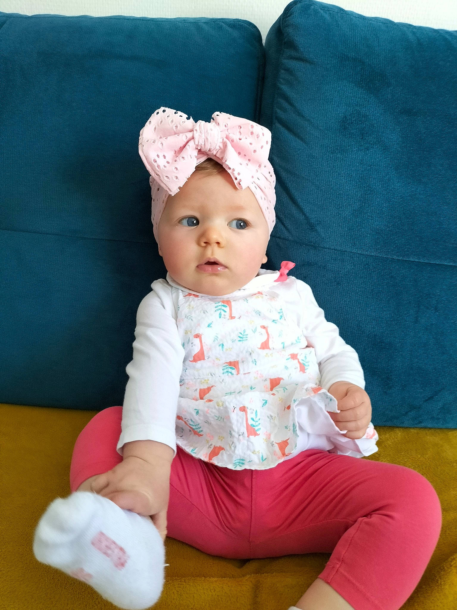 May-line participe au concours pour gagner de l'argent avec cette photo : baby, baby_toddler_clothing, beanie, cap, child, comfort, costume_hat, couch, fashion_accessory, headwear, human_leg, knee, magenta, pattern, person, pink, sitting, sleeve, sock, textile