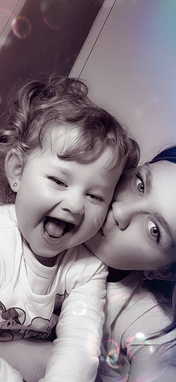 Gabrielle participe au concours pour gagner de l'argent avec cette photo : cheek, chin, ear, face, facial_expression, finger, flash_photography, gesture, hair, happy, iris, lip, mouth, nose, organ, person, photograph, skin, smile, style