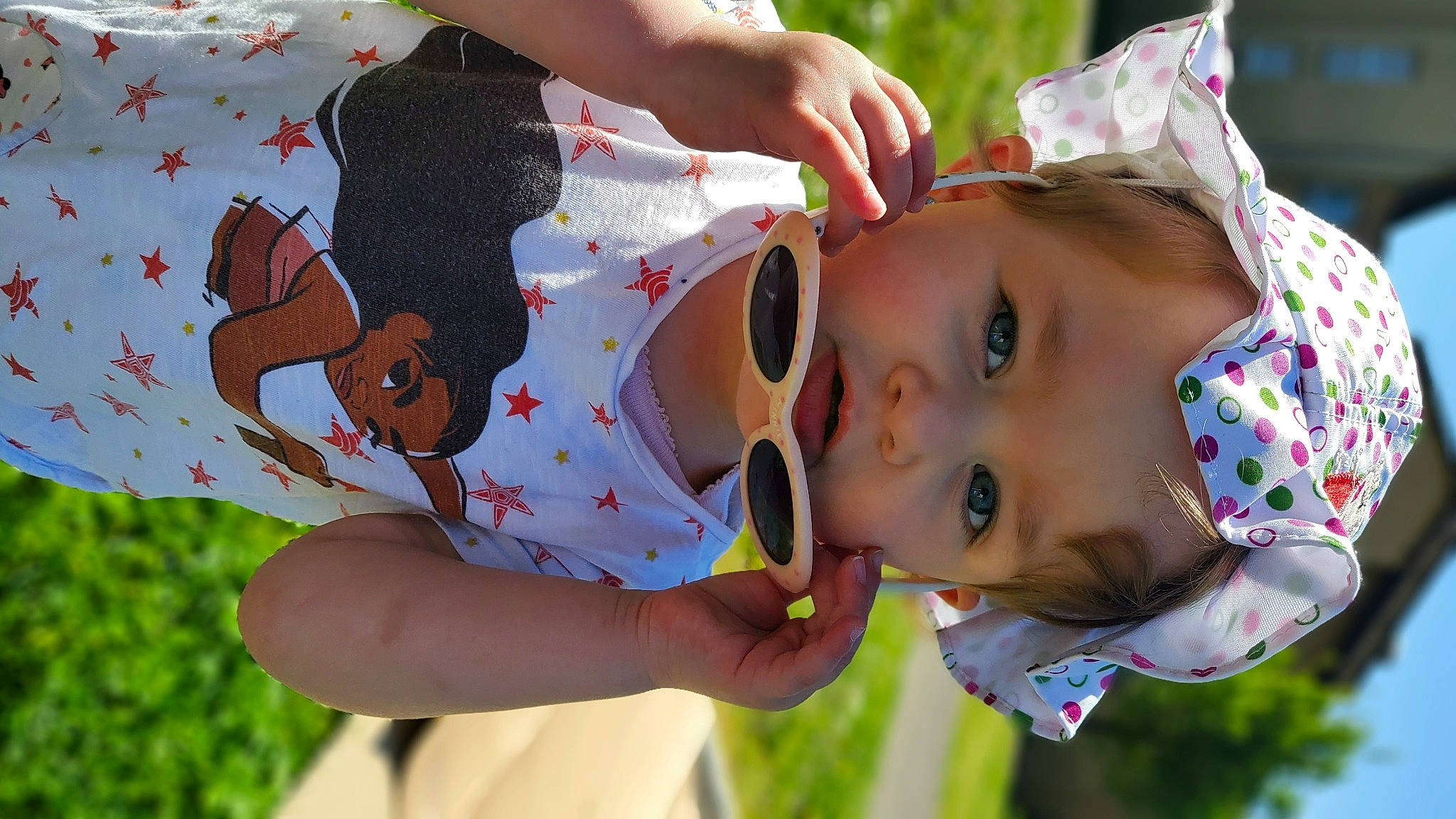 Gabrielle participe au concours pour gagner de l'argent avec cette photo : arm, baby, baby_products, baby_toddler_clothing, child, event, face, finger, fun, grass, hand, happy, hat, leaf, leisure, nose, people_in_nature, person, recreation, sunglasses