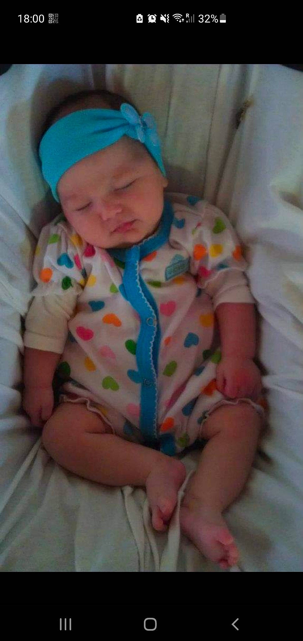 Yara a rejoint le concours — aidez-le/la à gagner de superbes lots ! baby, baby_toddler_clothing, cap, cheek, chin, comfort, eye, face, finger, head, headgear, headwear, iris, linens, mouth, nose, person, pink, skin, sleeve