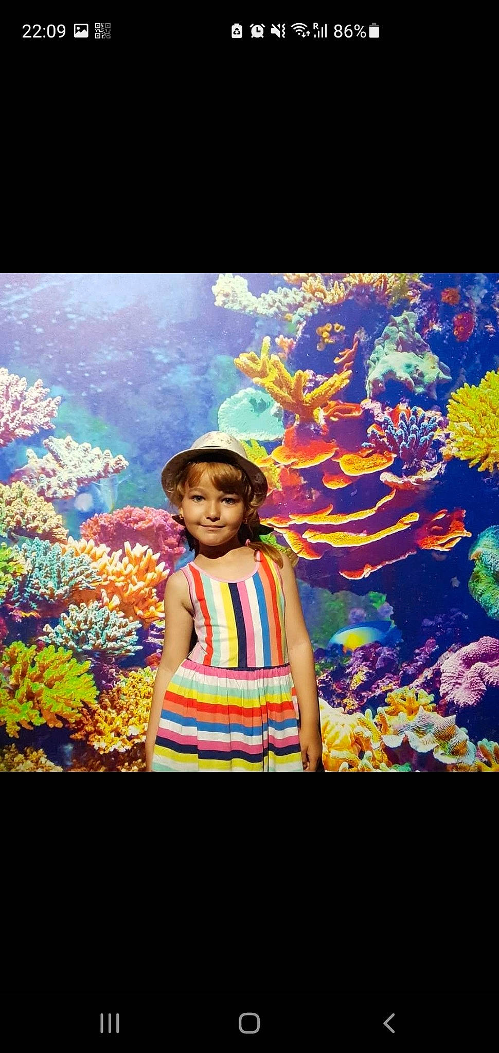 Yara participe au concours pour gagner de l'argent avec cette photo : art, coral, electric_blue, fish, fun, happy, joy, landscape, leisure, magenta, modern_art, organism, people_in_nature, person, sky, t_shirt, toddler, tourism, travel, tree