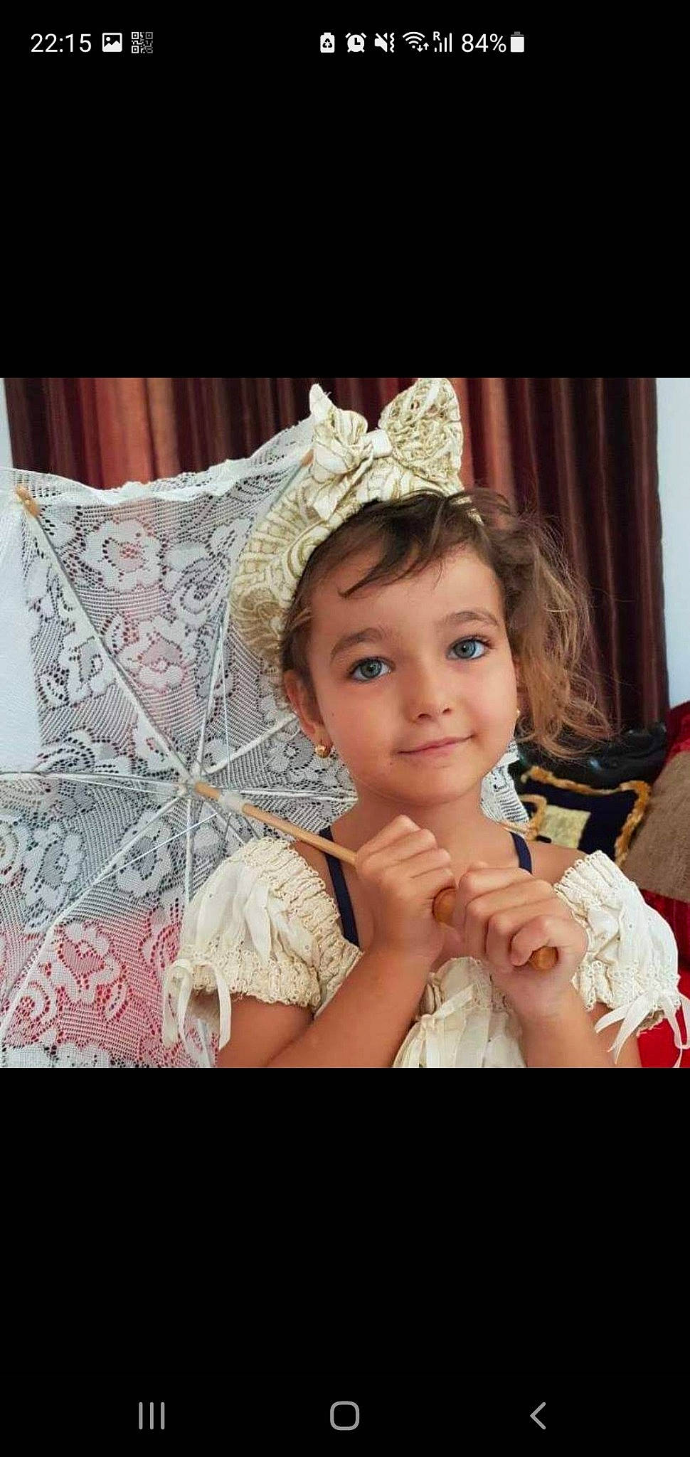 Yara participe au concours pour gagner de l'argent avec cette photo : bridal_accessory, bridal_clothing, dress, embellishment, eye, eyelash, fashion_design, flash_photography, formal_wear, gown, happy, head, headpiece, human_body, iris, jewellery, joy, neck, person, sleeve