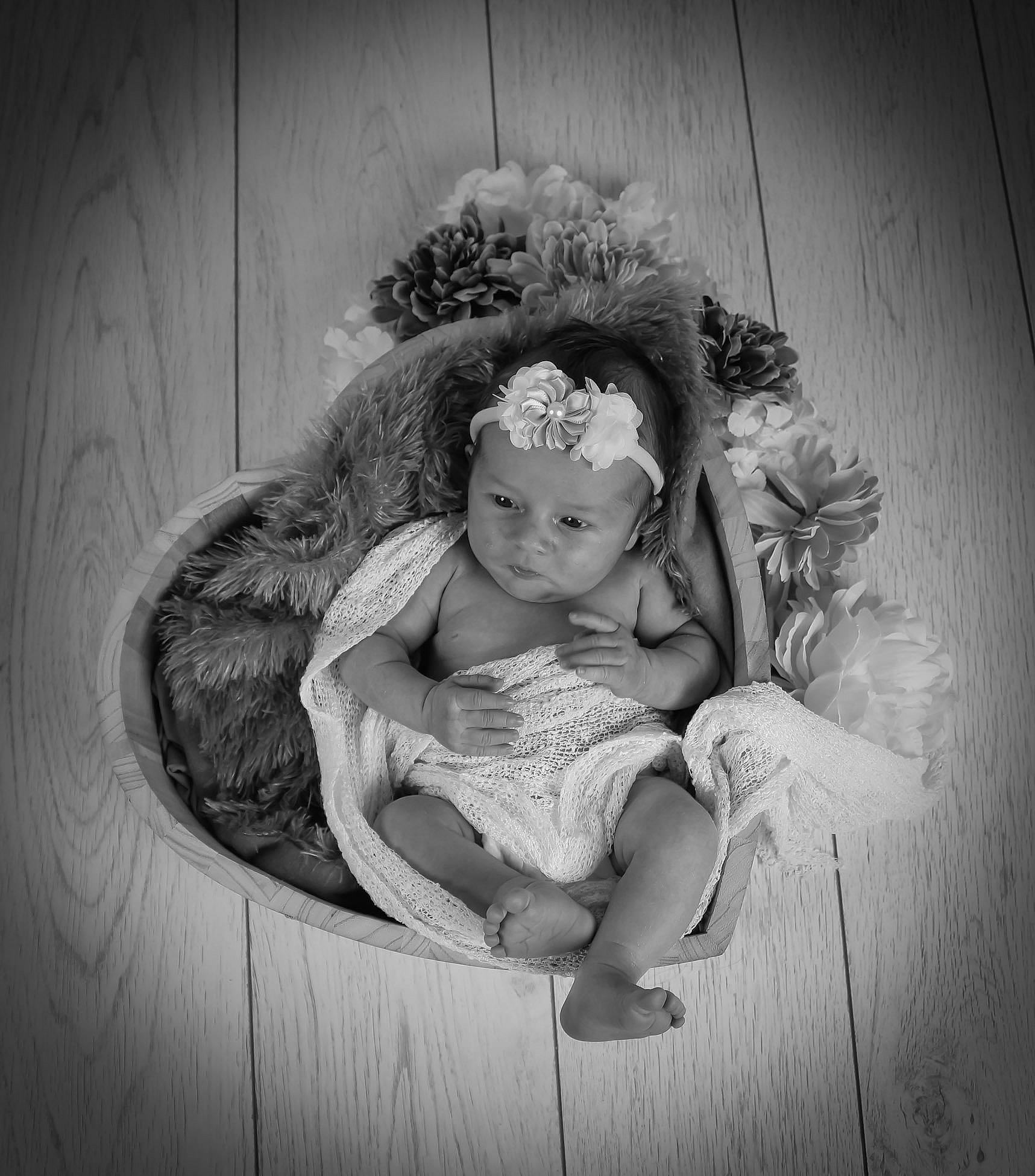 Lùna a rejoint le concours — aidez-le/la à gagner de superbes lots ! arm, art, baby, baby_toddler_clothing, black_and_white, child, cloud, flash_photography, grass, happy, headpiece, headwear, monochrome, monochrome_photography, person, sitting, smile, still_life_photography, stock_photography, style