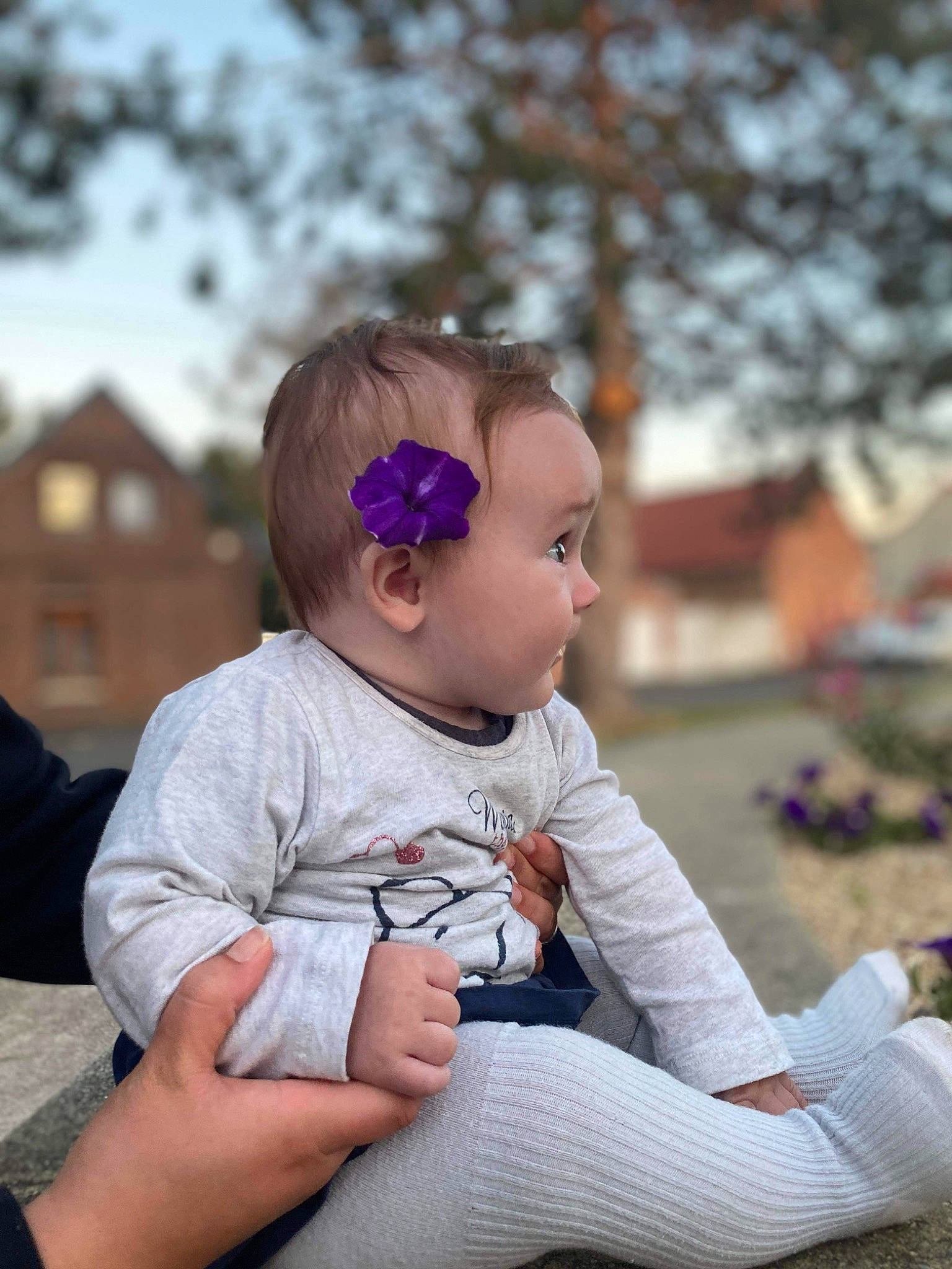 Lùna participe au concours pour gagner de l'argent avec cette photo : baby, baby_toddler_clothing, child, eyewear, fashion_accessory, fun, grass, happy, hat, headband, leisure, person, plant, portrait_photography, recreation, sitting, skin, sleeve, t_shirt, toddler