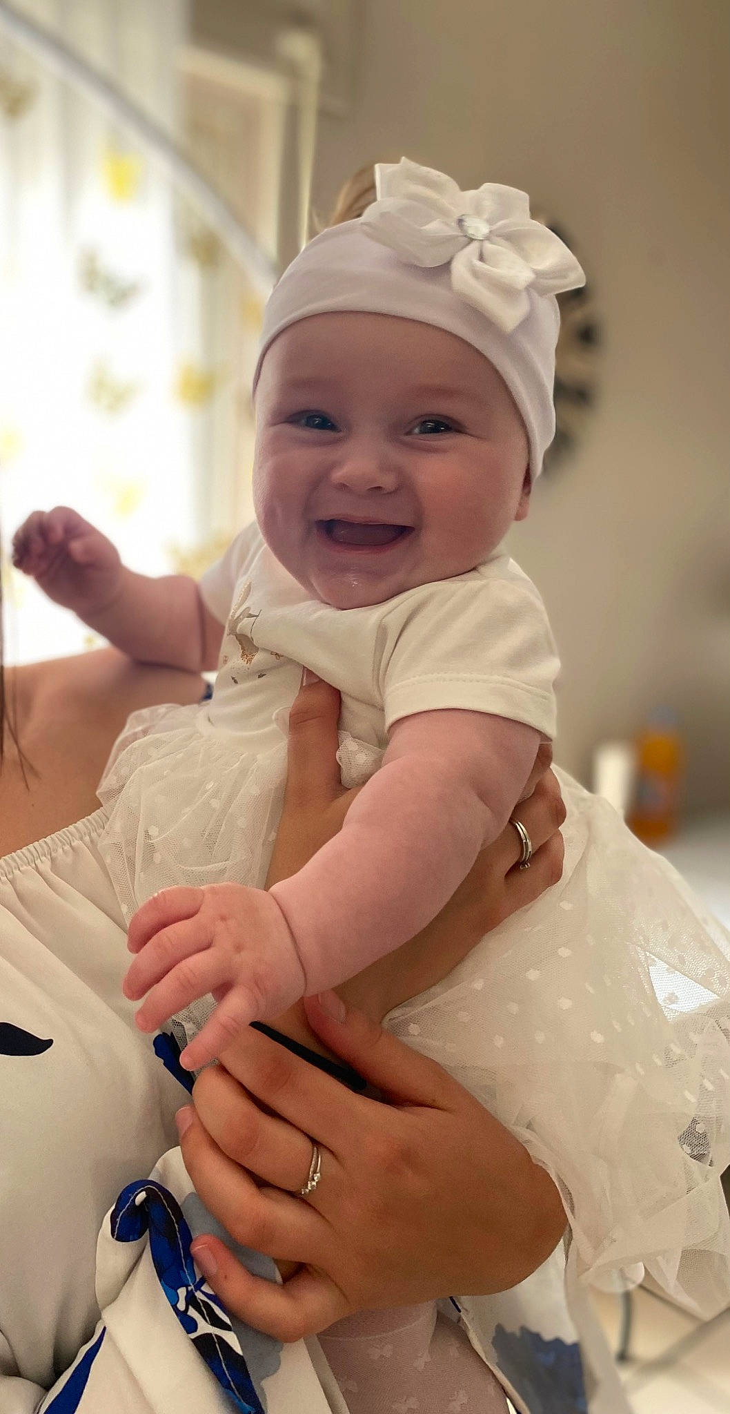 Lùna a rejoint le concours — aidez-le/la à gagner de superbes lots ! baby, baby_laughing, baby_toddler_clothing, cap, child, dress, event, face, fun, gesture, happy, headwear, human_body, joy, person, photograph, pink, skin, sleeve, smile