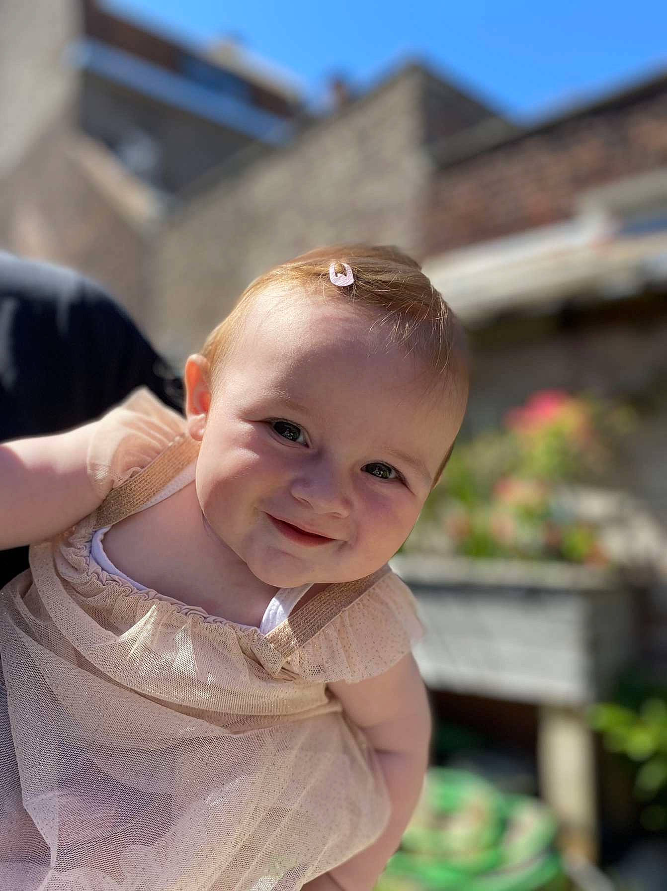 Lùna a rejoint le concours — aidez-le/la à gagner de superbes lots ! baby, baby_toddler_clothing, blond, child, dress, fashion_accessory, fun, grass, happy, iris, jewellery, joy, leisure, lip, person, plant, sitting, skin, sky, smile