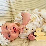 Héloïse participe au concours pour gagner de l'argent avec cette photo : baby, baby_girl, blanket, child, clothing, cute, eyes, face, flower, hand, happy, headband, infant, lying_down, mouth, portrait, skin, smiling, soft_texture, teddy_bear