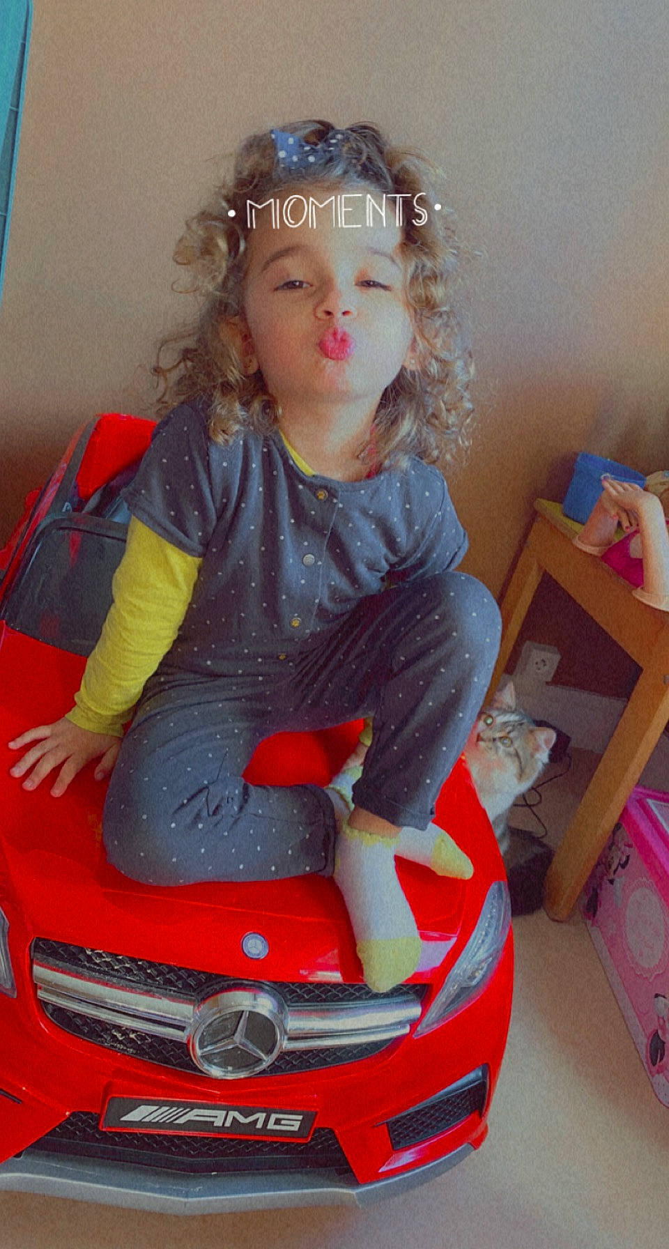 Léna a rejoint le concours — aidez-le/la à gagner de superbes lots ! automotive_design, automotive_exterior, automotive_lighting, automotive_tire, beauty, bumper, car, child, face, grille, headlamp, hood, motor_vehicle, organ, person, pink, tire, toddler, vehicle, wheel