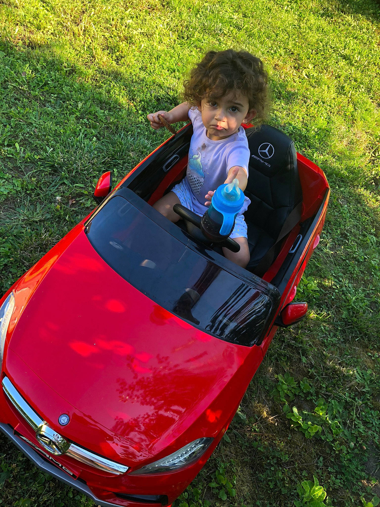 Léna participe au concours pour gagner de l'argent avec cette photo : automotive_design, automotive_exterior, automotive_lighting, automotive_tail_brake_light, automotive_tire, bumper, car, grass, grille, headlamp, hood, leaf, motor_vehicle, person, plant, red, tints_and_shades, vehicle, vehicle_door, vehicle_registration_plate