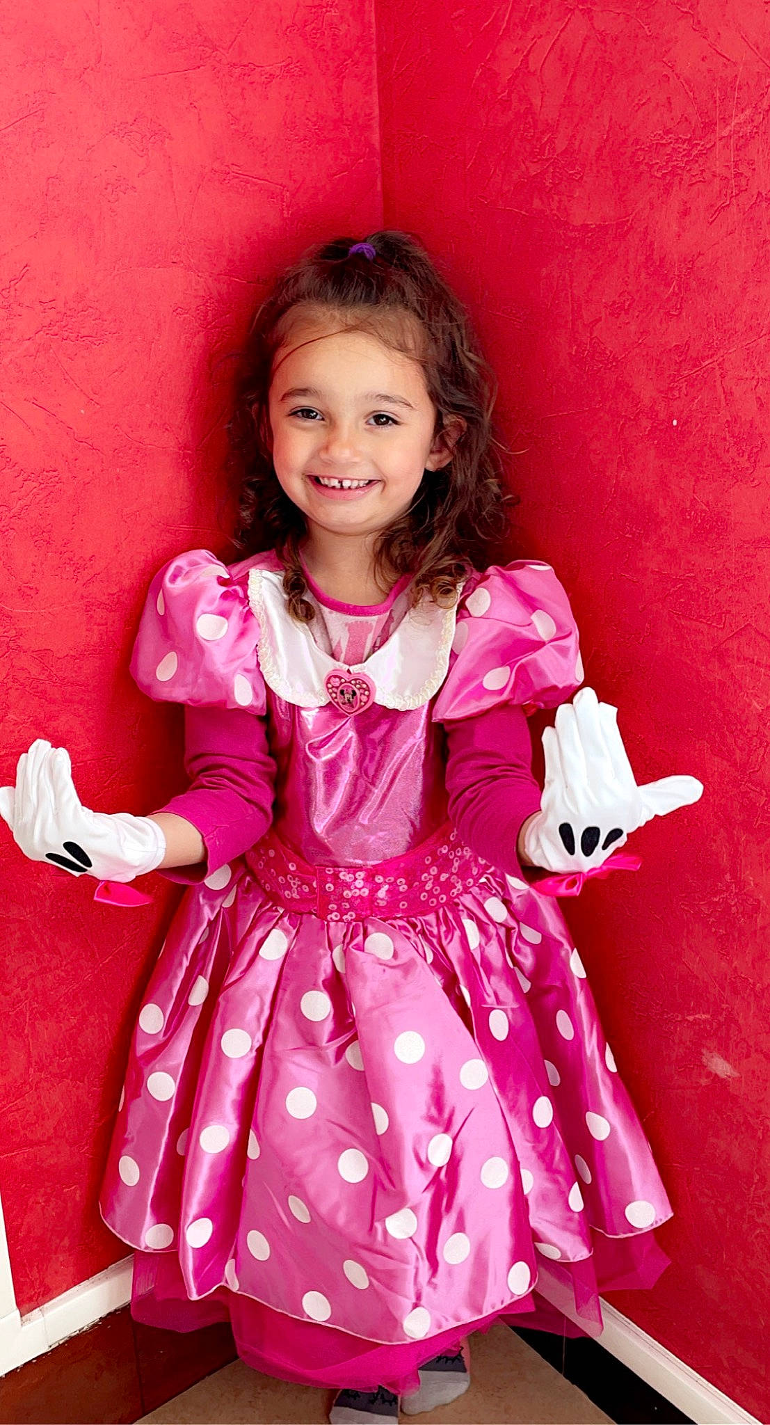 Léna a rejoint le concours — aidez-le/la à gagner de superbes lots ! baby_toddler_clothing, beauty, clothing, day_dress, dress, embellishment, fashion_design, flash_photography, happy, human_body, joy, magenta, neck, one_piece_garment, person, pink, purple, red, skin, sleeve