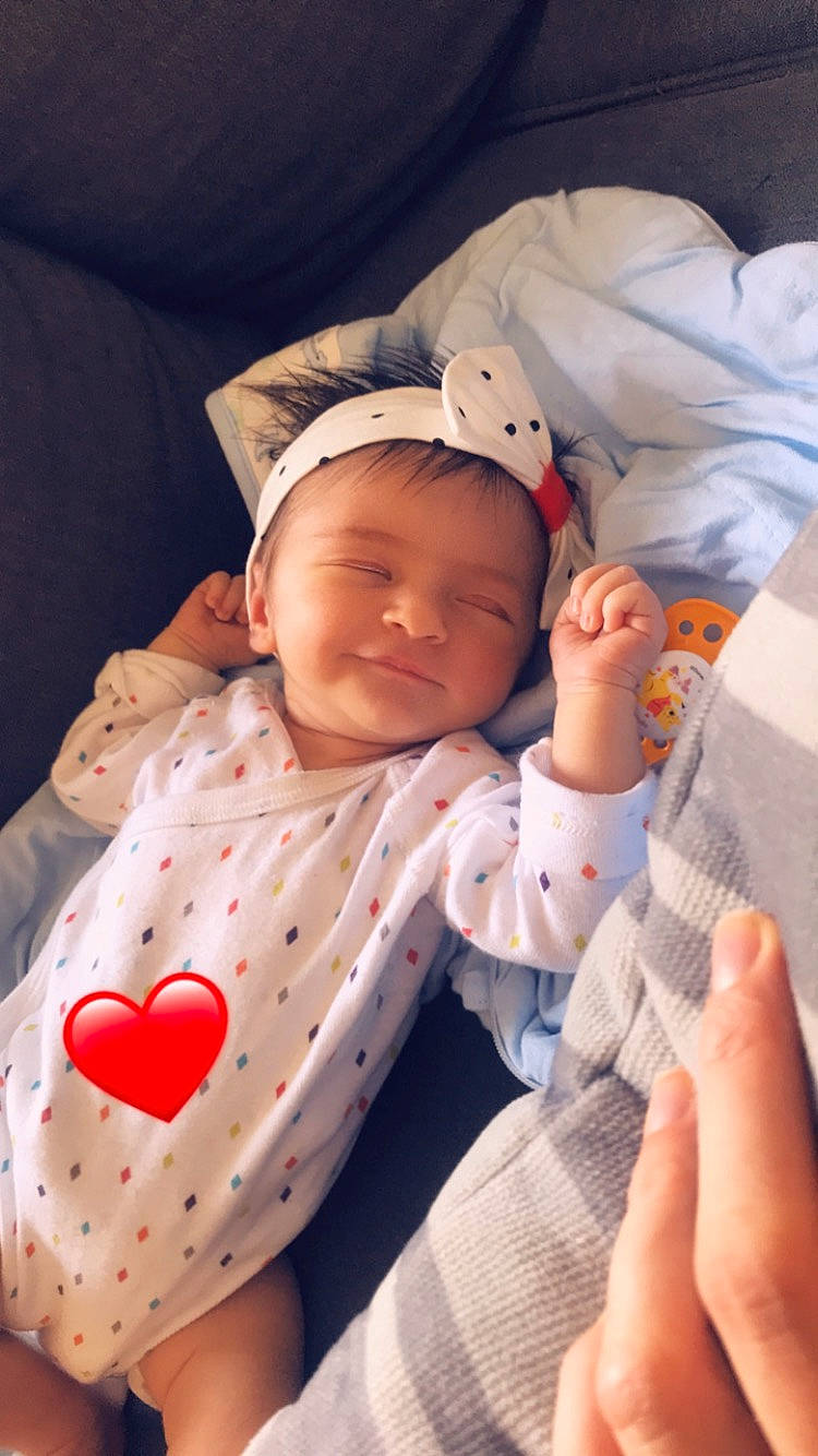 Mia a rejoint le concours — aidez-le/la à gagner de superbes lots ! baby, baby_products, baby_sleeping, bedtime, birth, cheek, child, childbirth, ear, finger, hand, linens, person, product, skin, sleep, toddler