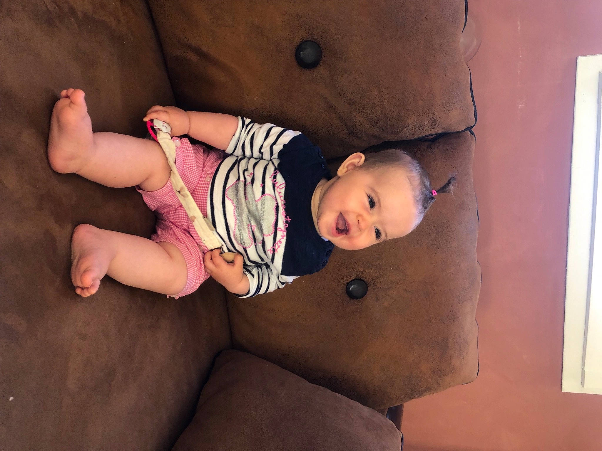 Lou a rejoint le concours — aidez-le/la à gagner de superbes lots ! arm, baby, baby_toddler_clothing, cheek, comfort, eye, finger, flash_photography, fun, human_body, knee, leg, mouth, person, skin, sleeve, smile, stomach, thigh, toddler