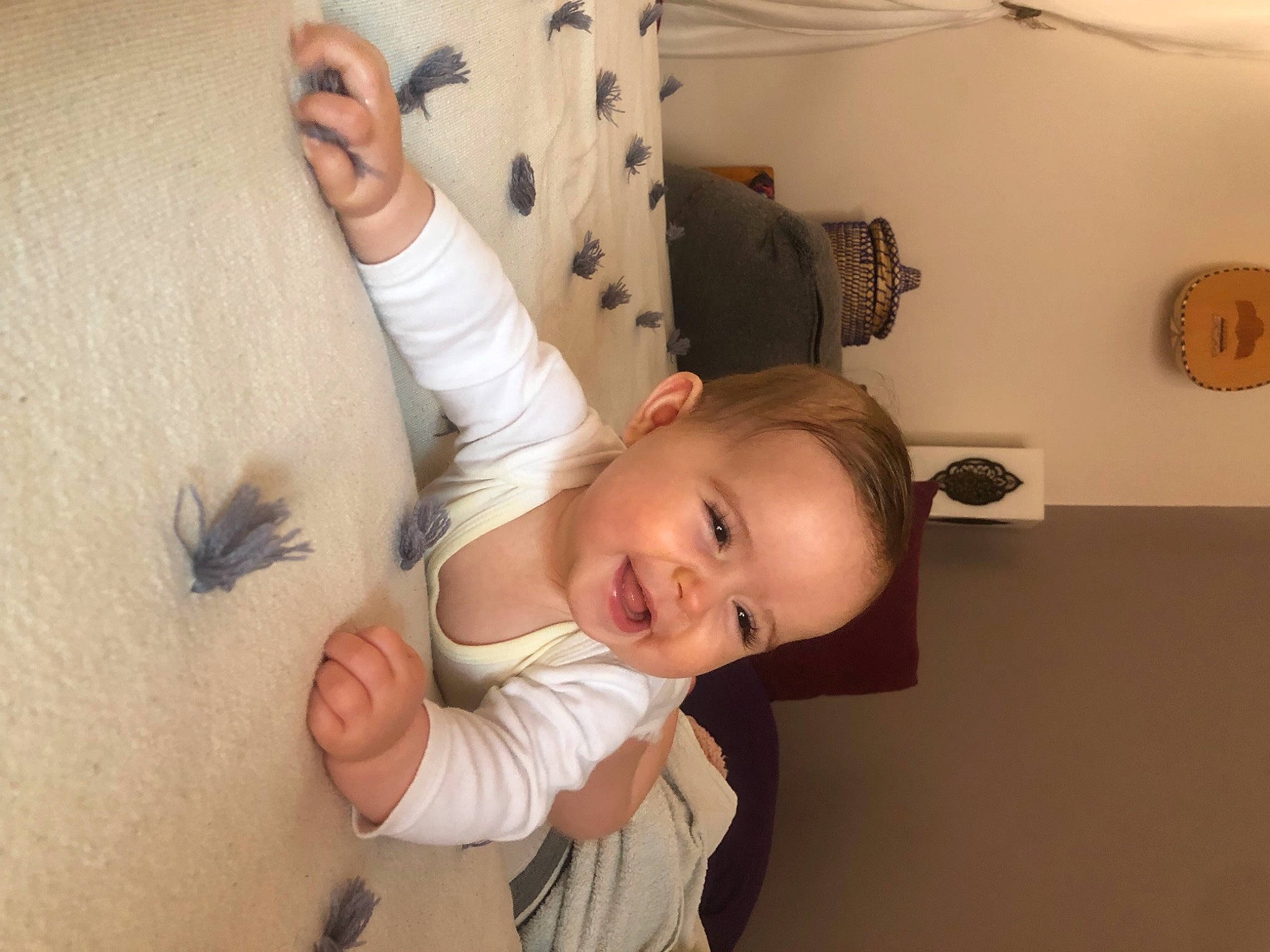 Lou participe au concours pour gagner de l'argent avec cette photo : arm, baby, cheek, comfort, elbow, eye, eyelash, face, finger, gesture, human_body, joint, joy, leg, mouth, neck, nose, person, shoulder, skin