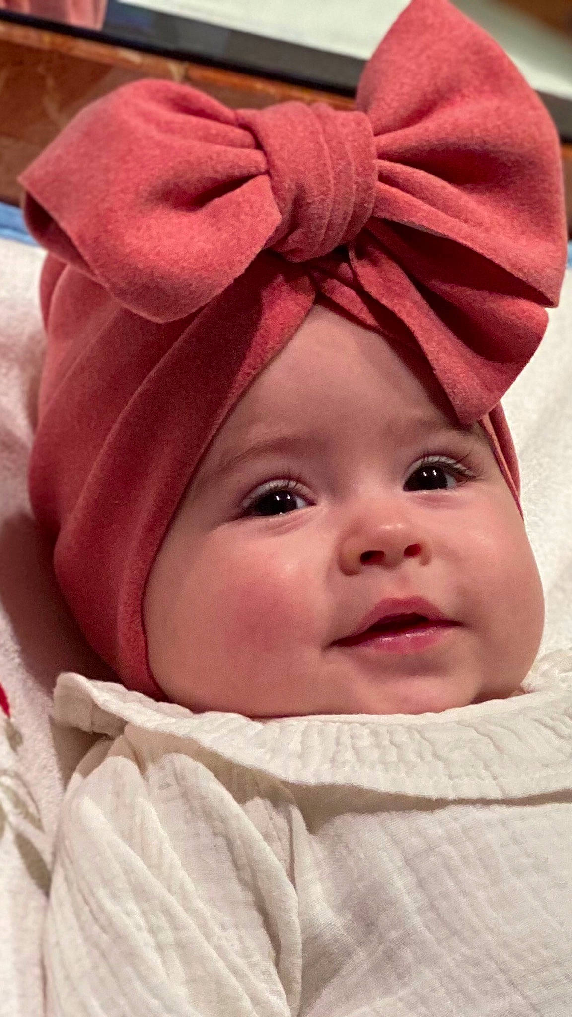 Lou participe au concours pour gagner de l'argent avec cette photo : baby, cap, cheek, chin, comfort, eye, eyebrow, face, happy, headgear, headwear, lip, nose, outerwear, person, pink, product, skin, sleeve, smile