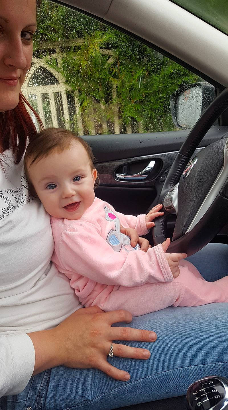 Stessy participe au concours pour gagner de l'argent avec cette photo : automotive_design, car, car_seat, child, driving, family_car, fun, girl, luxury_vehicle, mid_size_car, motor_vehicle, person, product, toddler, vehicle, vehicle_door