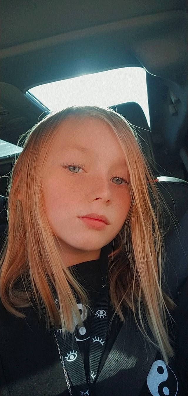 Maëlys participe au concours pour gagner de l'argent avec cette photo : bangs, blond, brown_hair, cheek, cool, eyebrow, eyelash, eyewear, flash_photography, happy, jaw, layered_hair, lip, long_hair, nose, person, selfie, skin, step_cutting, street_fashion