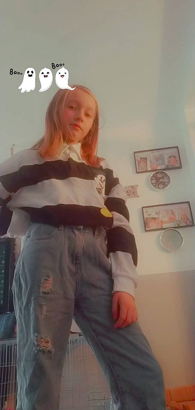 Maëlys a rejoint le concours — aidez-le/la à gagner de superbes lots ! belt, blond, cool, denim, electric_blue, fashion_design, gesture, human_leg, joint, long_hair, neck, orange, peach, person, shoulder, sleeve, standing, street_fashion, t_shirt, thigh