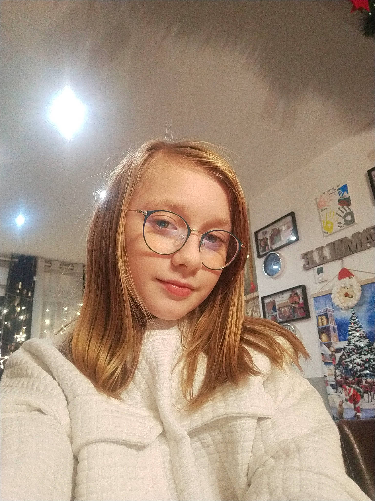 Maëlys participe au concours pour gagner de l'argent avec cette photo : blond, cool, eyebrow, eyelash, eyewear, flash_photography, fun, glasses, hairstyle, happy, iris, layered_hair, lighting, lip, long_hair, person, selfie, sleeve, smile, vision_care