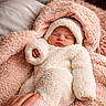 Anouk a rejoint le concours — aidez-le/la à gagner de superbes lots ! baby, sleeping, infant, onesie, fluffy_clothing, blanket, pink, white, hand, cozy, soft, cute, newborn, child, resting, portrait, indoor, warm, tenderness, cuddle
