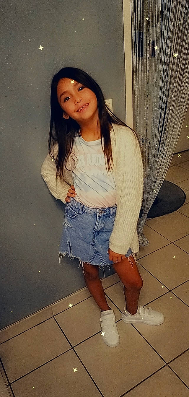 Eva a rejoint le concours — aidez-le/la à gagner de superbes lots ! black_hair, cool, curtain, denim, fashion, fashion_design, flash_photography, hair, joy, knee, leg, neck, person, shoulder, skin, sleeve, standing, t_shirt, textile, thigh