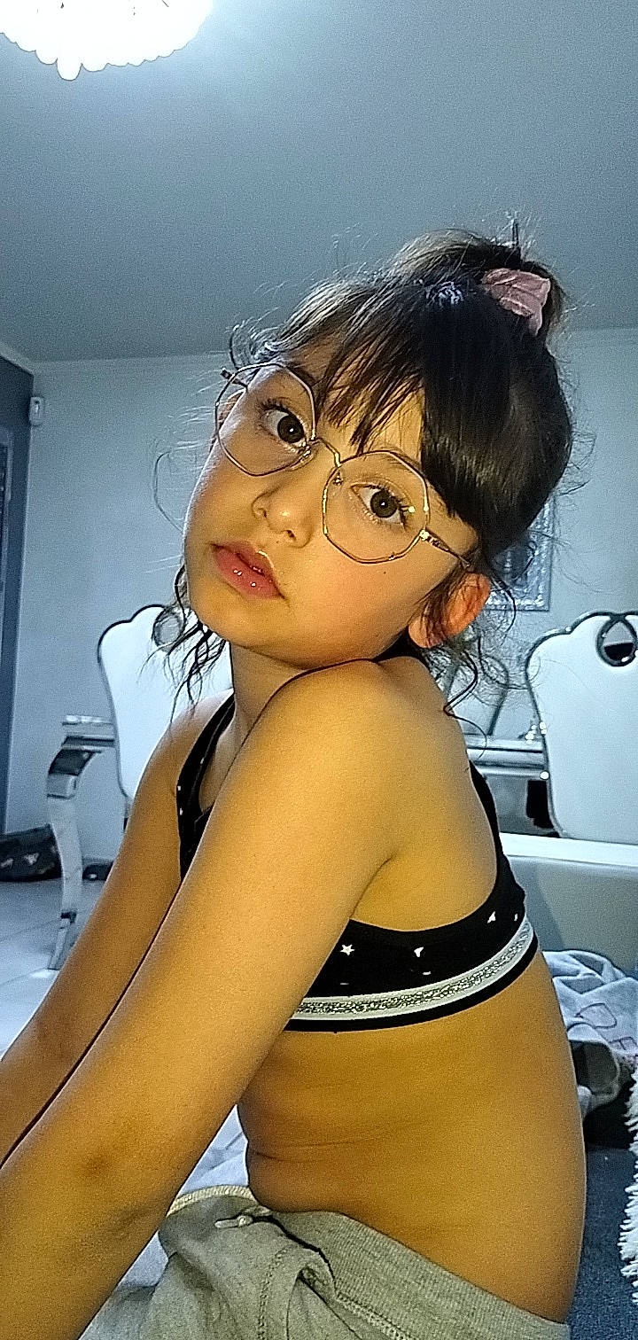 Eva a rejoint le concours — aidez-le/la à gagner de superbes lots ! bangs, black_hair, chest, cool, eye, eyebrow, eyelash, eyewear, fashion, hair, hairstyle, head, human_body, neck, person, shoulder, skin, thigh, trunk, vision_care
