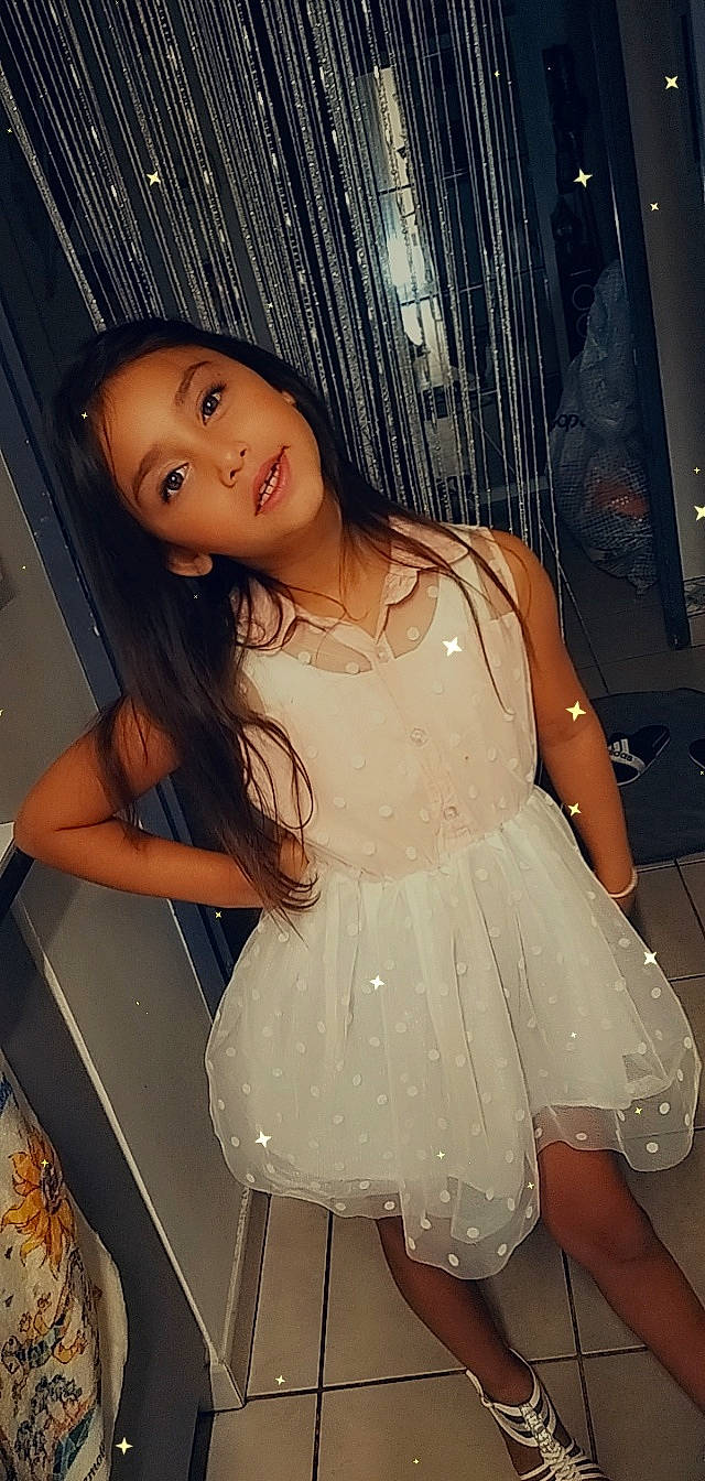 Eva participe au concours pour gagner de l'argent avec cette photo : arm, black_hair, cool, dress, eye, eyelash, fashion_design, flash_photography, gown, happy, human_body, human_leg, joint, lip, long_hair, person, shoulder, skin, thigh, trunk