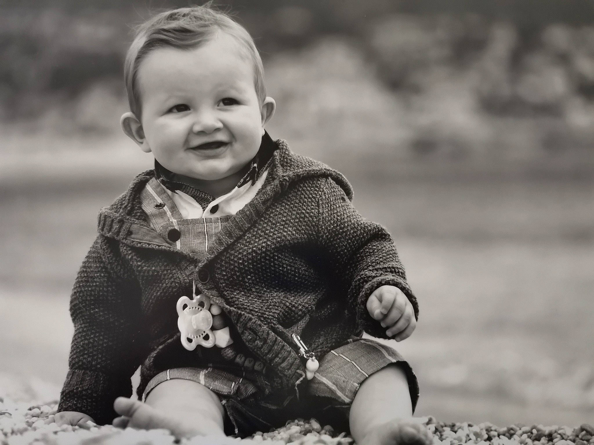 Evan a rejoint le concours — aidez-le/la à gagner de superbes lots ! baby, baby_toddler_clothing, black_and_white, child, eye, face, flash_photography, fun, grass, happy, head, joy, mammal, monochrome, monochrome_photography, people_in_nature, person, skin, smile, style