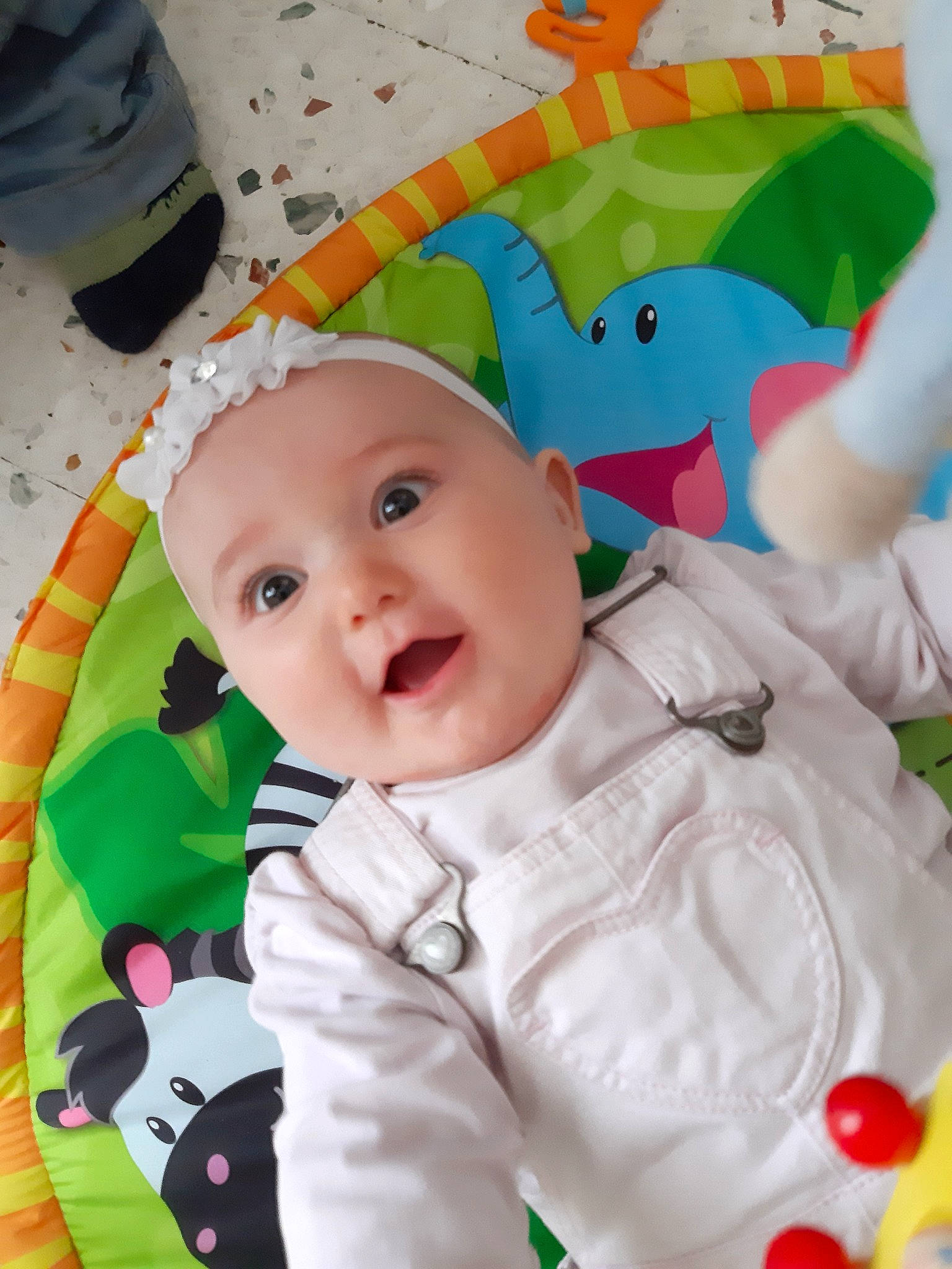 Julia participe au concours pour gagner de l'argent avec cette photo : baby, baby_products, baby_toddler_clothing, baby_toys, child, person, play, playmat, product, toddler, toy