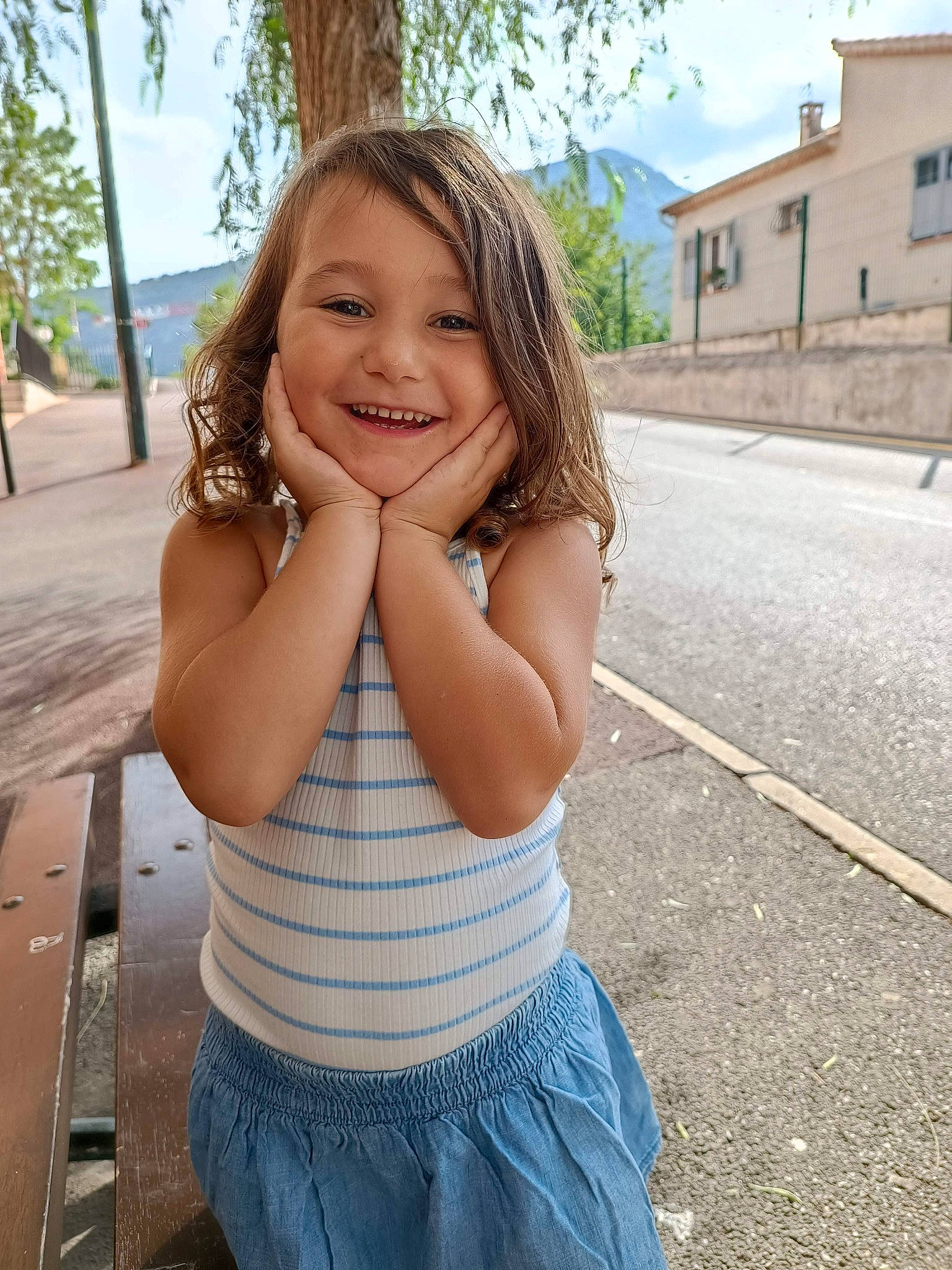 Julia participe au concours pour gagner de l'argent avec cette photo : cool, eye, face, facial_expression, flash_photography, grass, happy, human_body, iris, joy, leisure, lip, neck, person, plant, shoulder, skin, smile, thigh, toddler