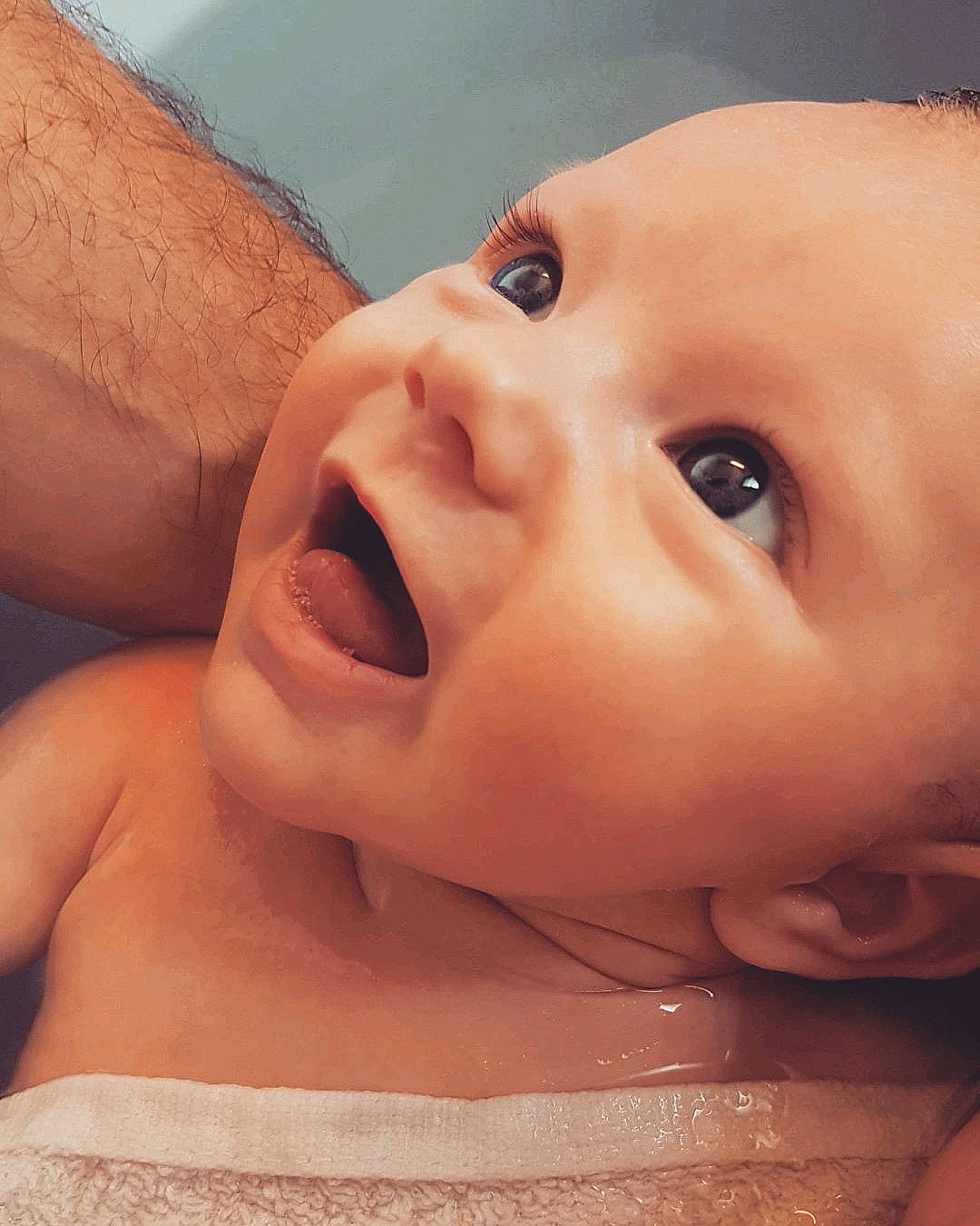 Lyanah participe au concours pour gagner de l'argent avec cette photo : cheek, child, chin, close_up, ear, eye, eyebrow, face, finger, forehead, hand, head, infant, lip, mouth, nose, person, skin, smile, toddler