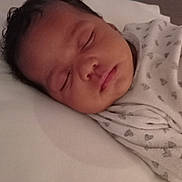 Keally participe au concours pour gagner de l'argent avec cette photo : baby, sleeping, blanket, heart_pattern, pillow, infant, peaceful, rest, face, closeup, indoors, child, soft, quiet, young, cute, portrait, calm, cozy, newborn