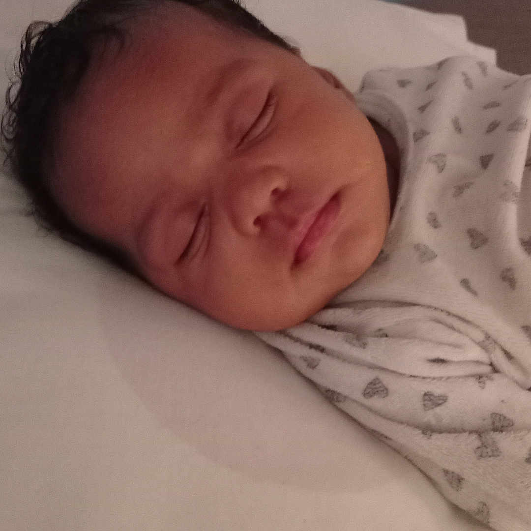 Keally participe au concours pour gagner de l'argent avec cette photo : baby, blanket, calm, child, closeup, cozy, cute, face, heart_pattern, indoors, infant, newborn, peaceful, pillow, portrait, quiet, rest, sleeping, soft, young