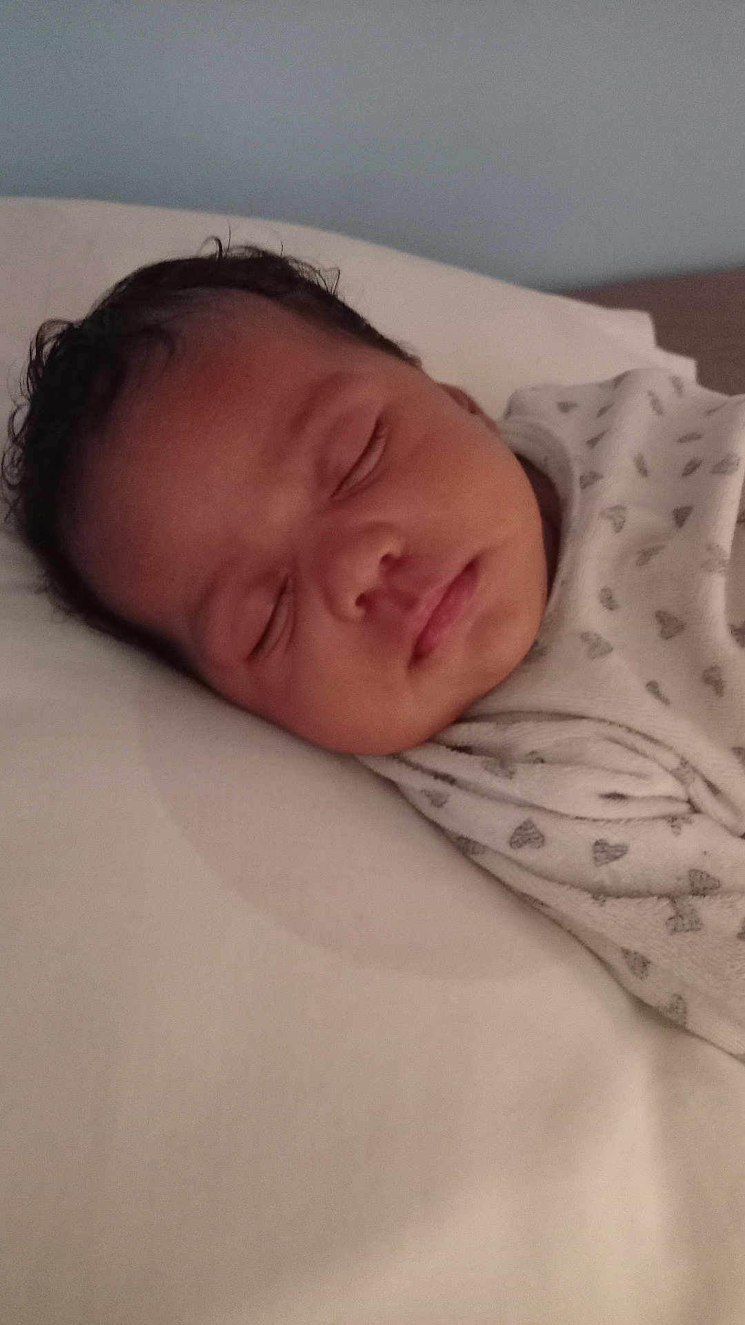 Keally participe au concours pour gagner de l'argent avec cette photo : baby, sleeping, blanket, heart_pattern, pillow, infant, peaceful, rest, face, closeup, indoors, child, soft, quiet, young, cute, portrait, calm, cozy, newborn