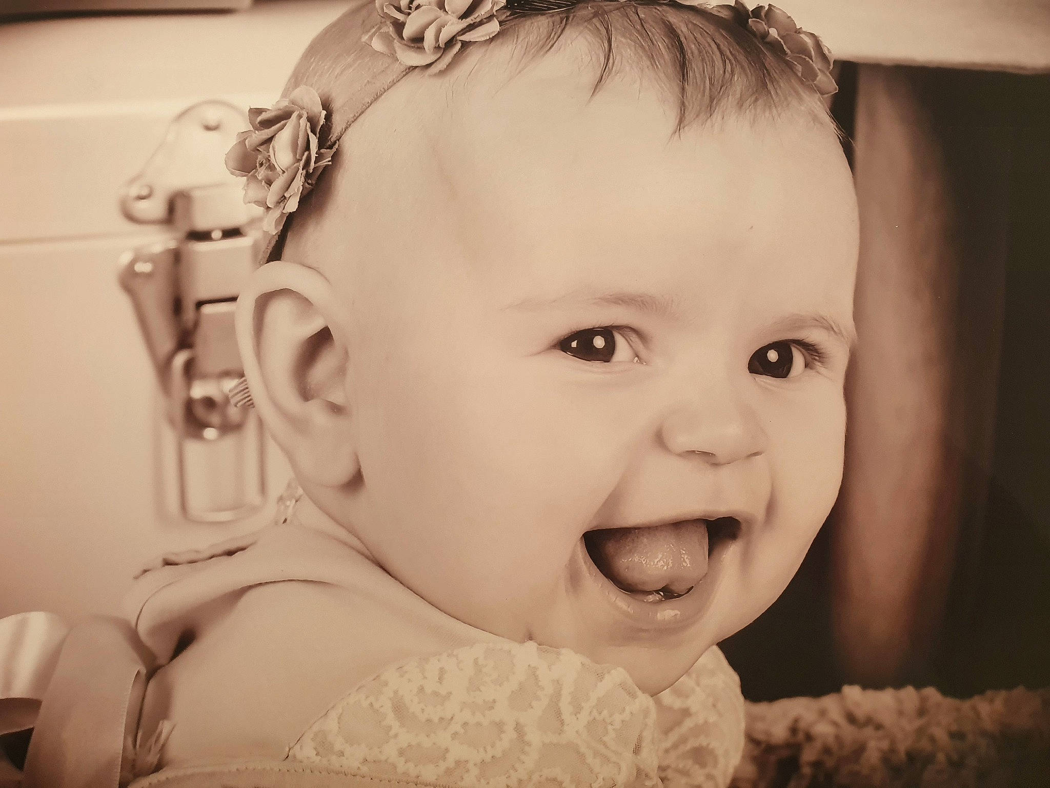 Mara participe au concours pour gagner de l'argent avec cette photo : baby, cheek, chin, ear, eye, eyelash, flash_photography, hair, hairstyle, happy, iris, jaw, lip, mouth, nose, person, photograph, skin, smile, tooth