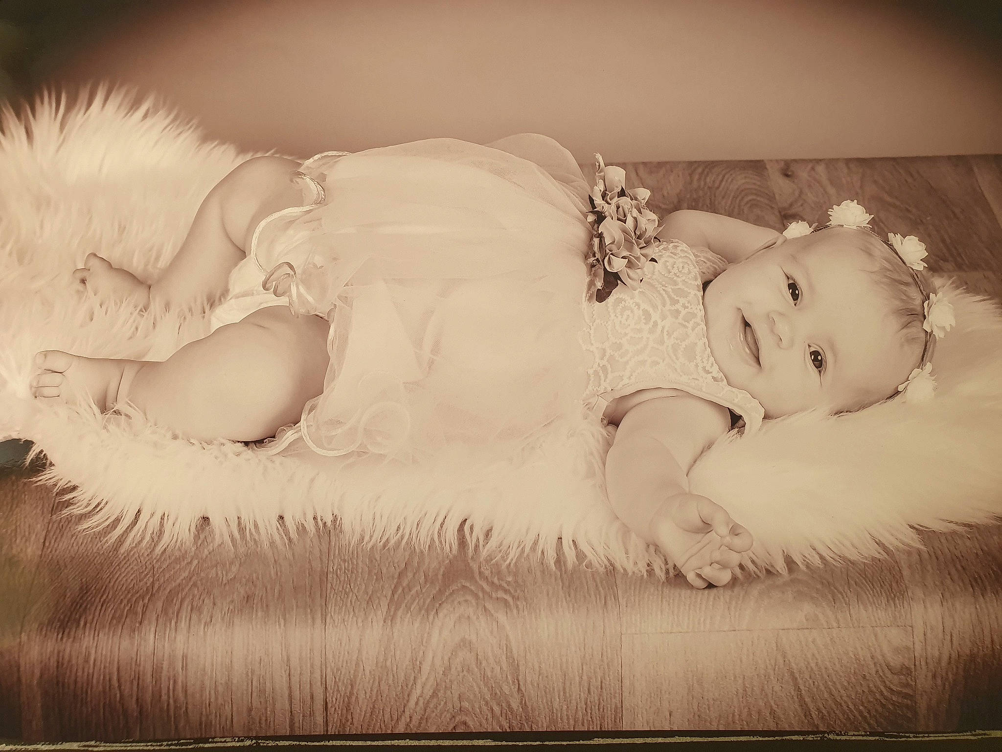 Mara a rejoint le concours — aidez-le/la à gagner de superbes lots ! art, baby, baby_sleeping, baby_toddler_clothing, child, comfort, flash_photography, fur, grass, hair_accessory, happy, headgear, headpiece, joy, monochrome, monochrome_photography, person, portrait_photography, room, stock_photography