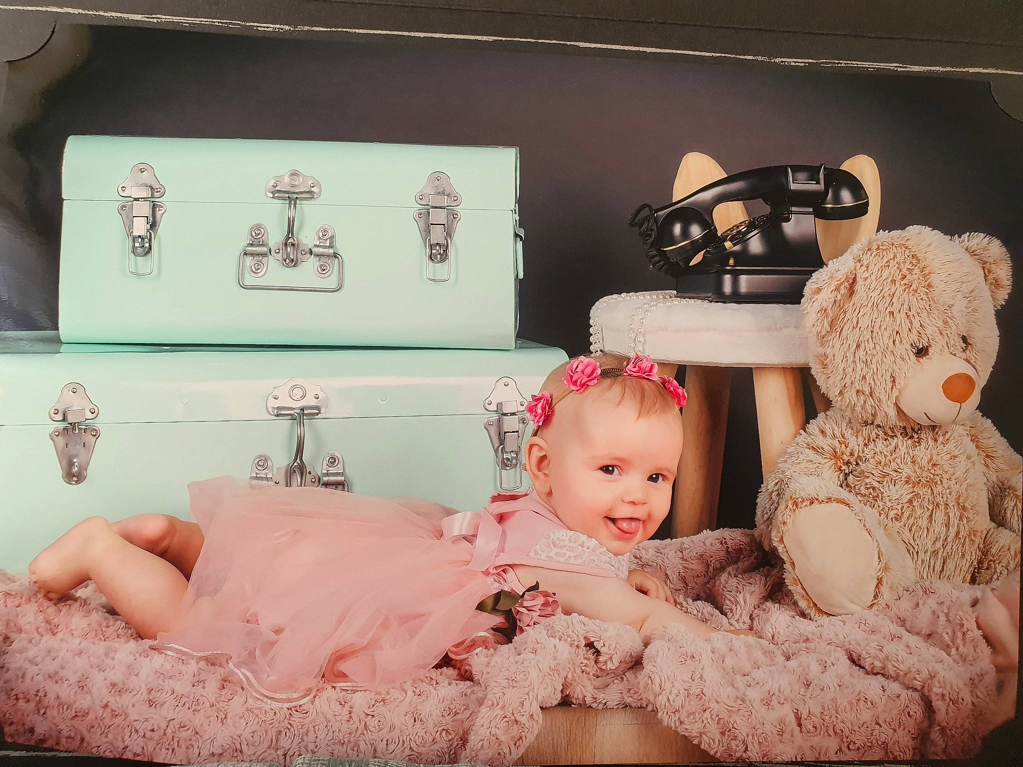Mara participe au concours pour gagner de l'argent avec cette photo : baby, baby_toddler_clothing, beauty, child, comfort, couch, font, happy, linens, pattern, person, picture_frame, pink, product, rectangle, room, smile, textile, toddler, toy