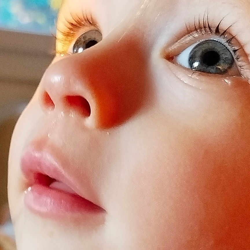 Oscar participe au concours pour gagner de l'argent avec cette photo : baby, blonde, bodypart, ear, face, finger, frown, hair, hand, happy, head, mouth, newborn, person, photography, portrait, sad, skin, smile