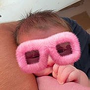 Lyssandro participe au concours pour gagner de l'argent avec cette photo : baby, infant, hand, skin, face, hair, person, sitting, closeup, skin_texture, fingers, digital_filter, glasses, pink, soft, cute, newborn, resting, cozy, candid