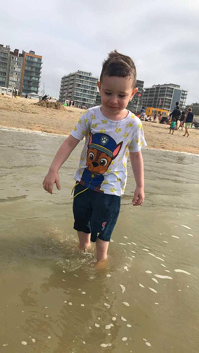 Méliyann participe au concours pour gagner de l'argent avec cette photo : beach, body_of_water, boy, child, coastal_and_oceanic_landforms, fun, girl, male, ocean, person, play, sand, sea, shore, shorts, sky, summer, tourism, vacation, water